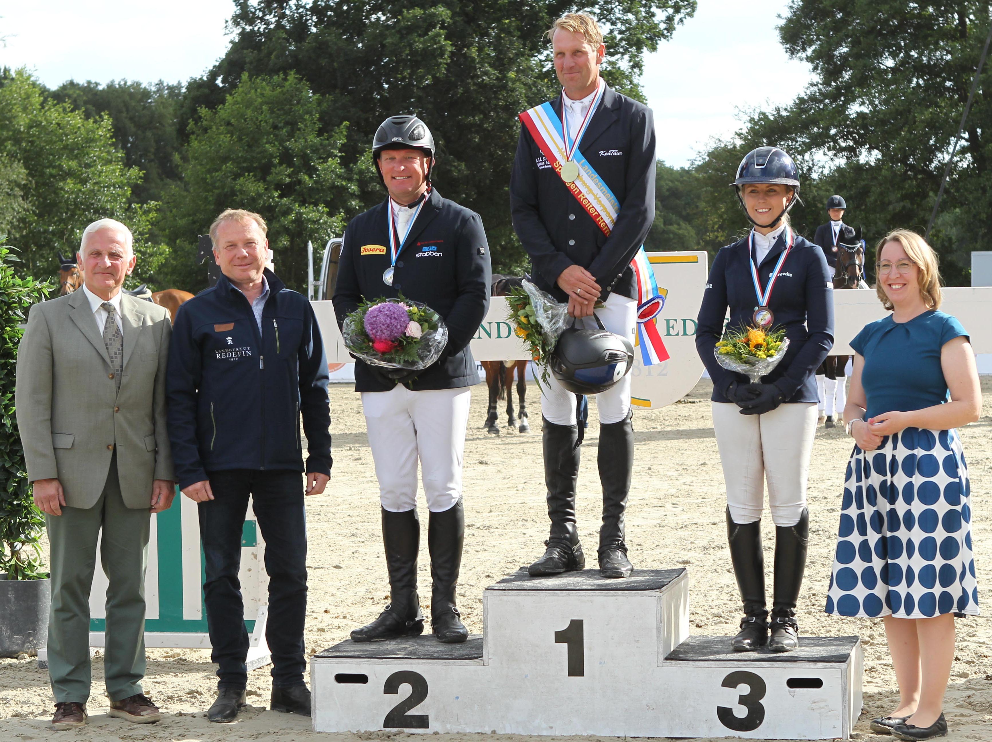 Springen off. S-Kl. Medaillen: 1. André Thieme, 2. Thomas Kleis, 3. Christin Wascher. Gratulanten Dr. Burkhard Dittmann, Christoph Seite, Dr. Elisabeth Asmann. © Jutta Wego