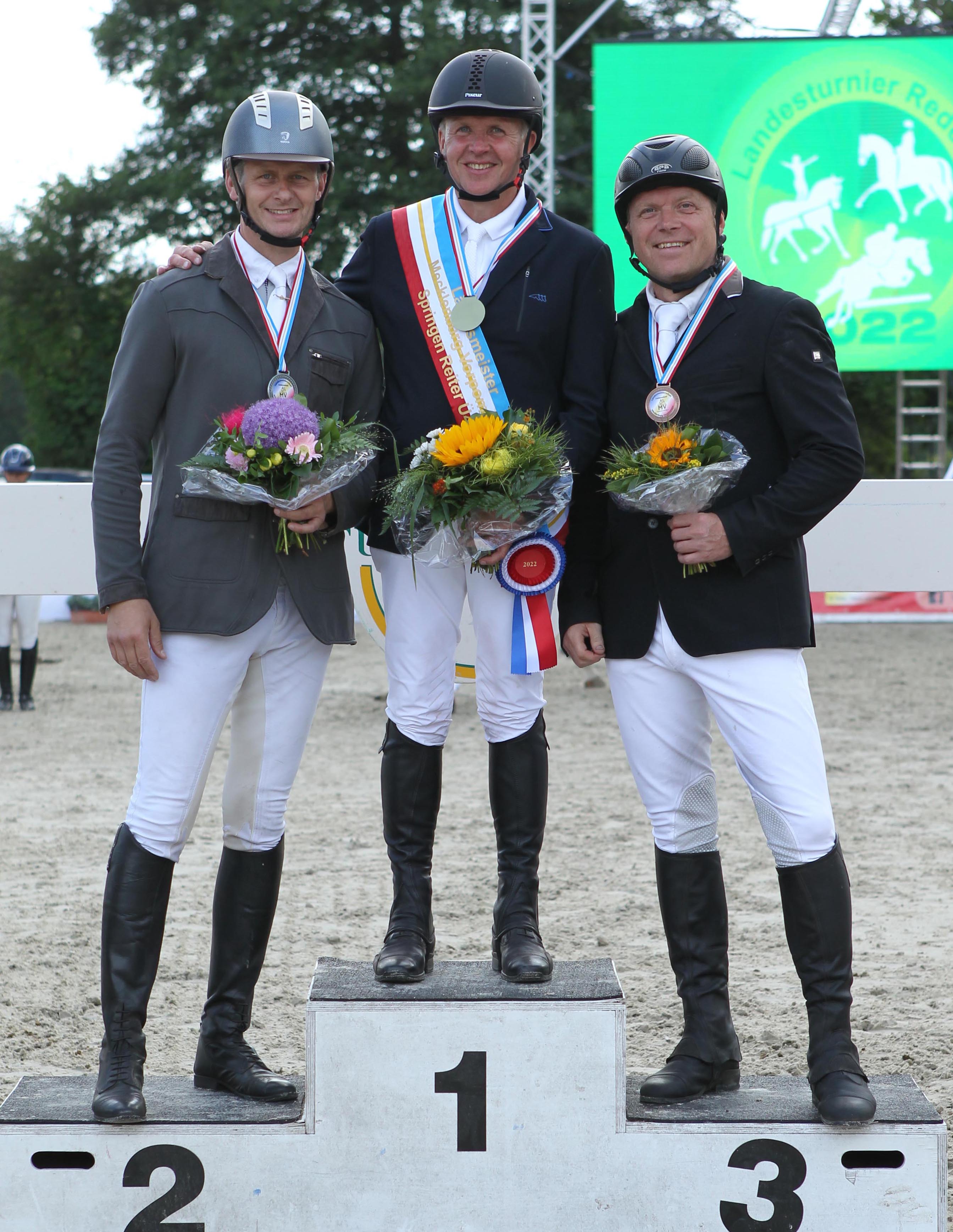 Springen Ü40 Medaillen: 1. Silvio Stövhase, 2. Christoph Papenfuß, 3. Maik Osterloh. © Jutta Wego