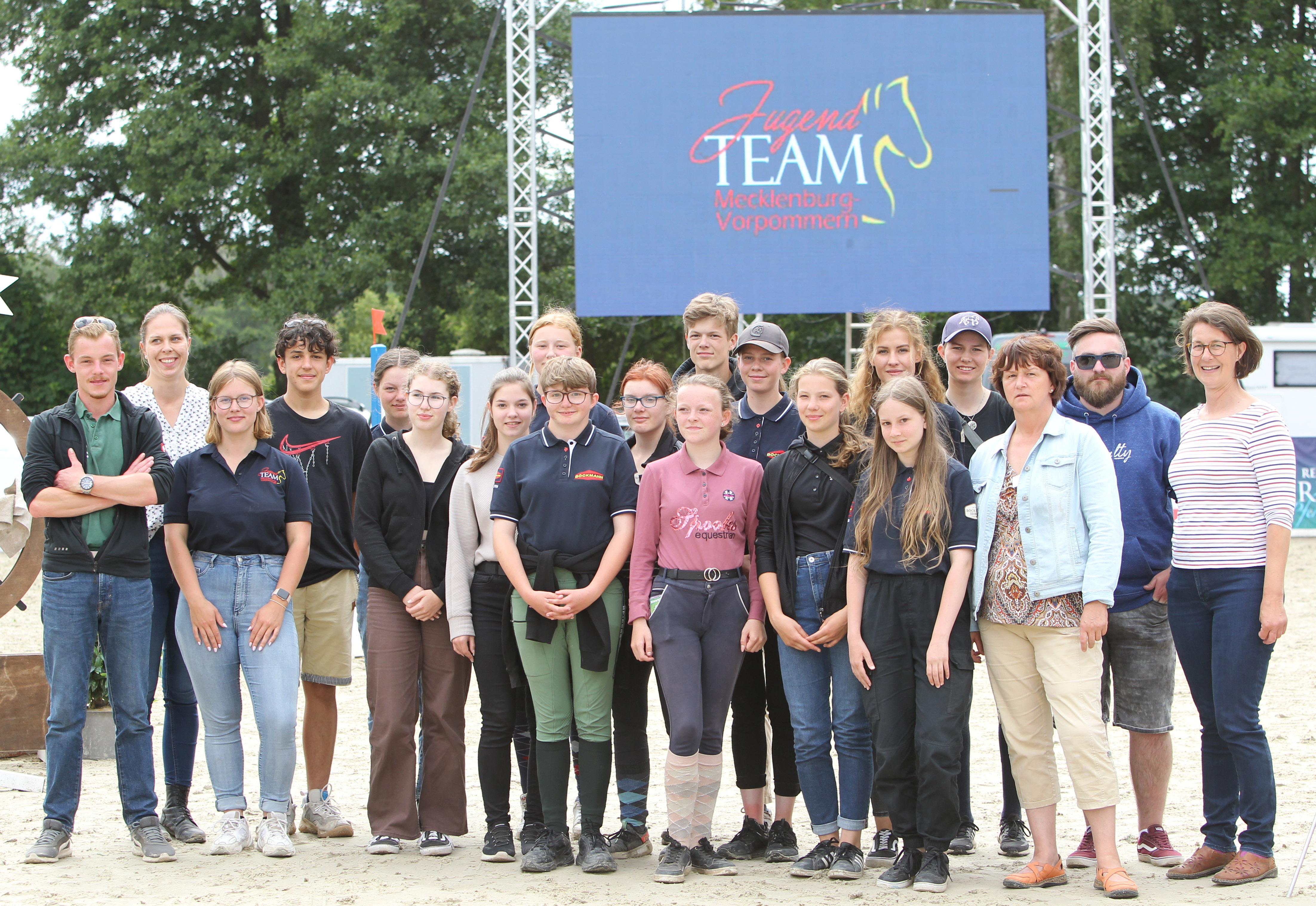 Sie stehen für viele weitere die nicht zum Fototermin kommen konnten für das große Helferteam beim 32. Landesturnier in Redefin. © Jutta Wego