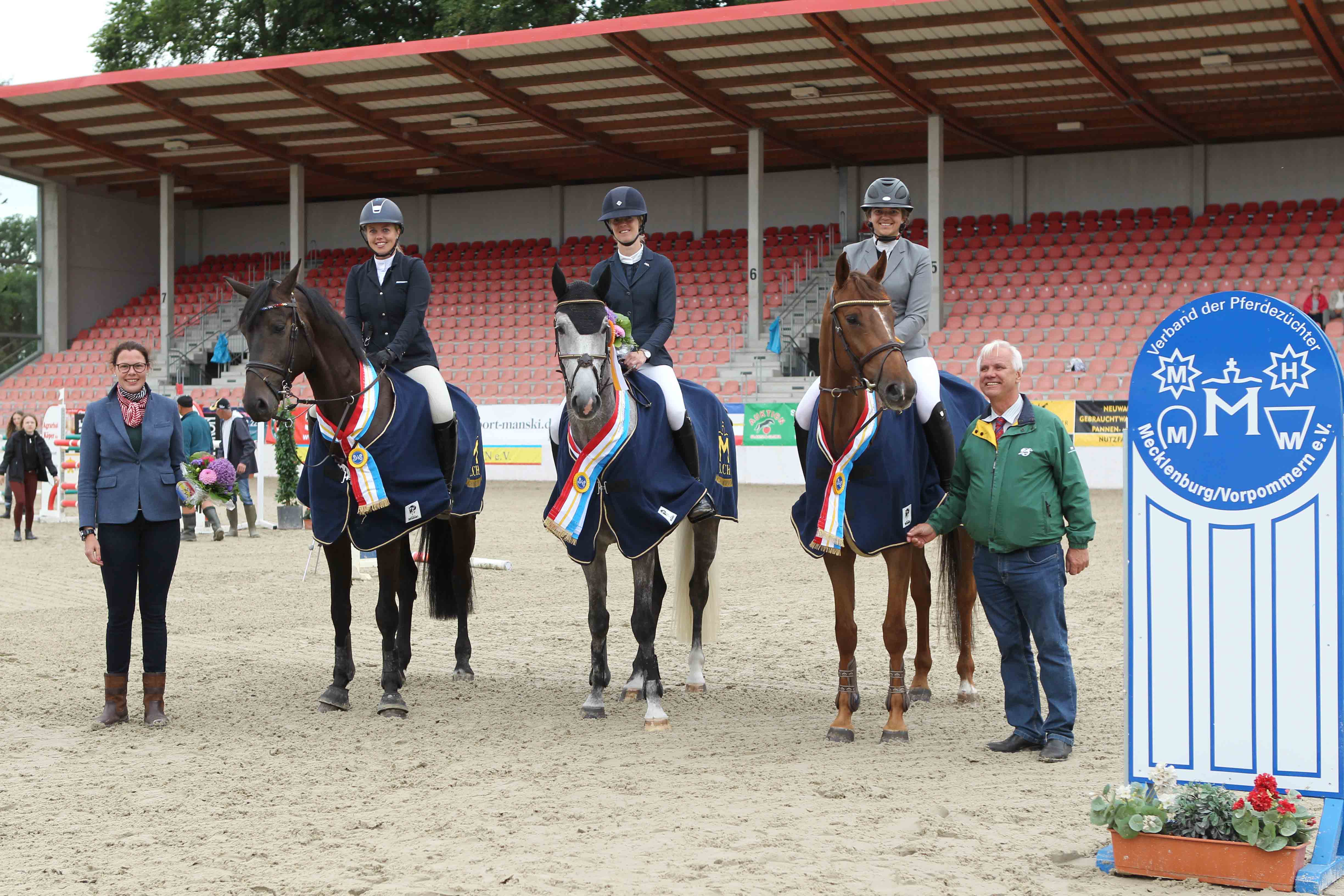 Die drei Springchampion v.r. Catinka 4j. mit Mie Mundberg Hansen, Celino 5j. mit Denis Svensson, Go Classico 6j. mit Nele Kortsch, Karoline Gehring, Zuchtleiterin im Verband der Pferdezüchte MV, und Hans-Joachim Begall, Vorsitzender der Landeskommission MV, gratulieren. © Jutta Wego