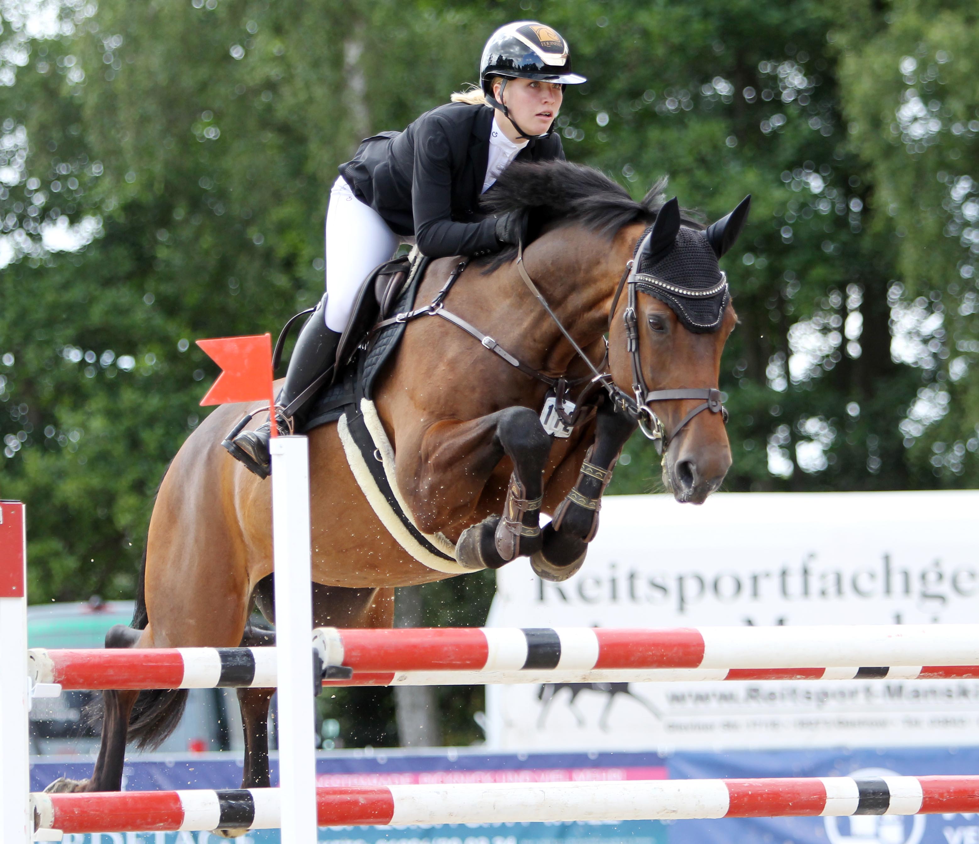 Die 13-jährige Emma Wiktor (Enkelin der Turnierleiterin Margitta Wiktor) bei ihrem ersten S-Springen mit der Stute Clara am letzten Sonntag beim Landesturnier in Redefin, das sie fehlerfrei absolvierte und sensationell Landesmeisterin bei den U25 Nachwuchsreitern wurde. © Jutta Wego