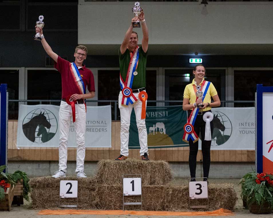 Yannick Pferdmenges vom Rheinischen Pferdestammbuch gewinnt die Einzelwertung bei den WM der Jungzüchter 2022 in Ermelo vor Lucas Paulix (ZV Brandenburg-Anhalt) und Laura Schuldt (Hannoveraner Verband). Foto privat