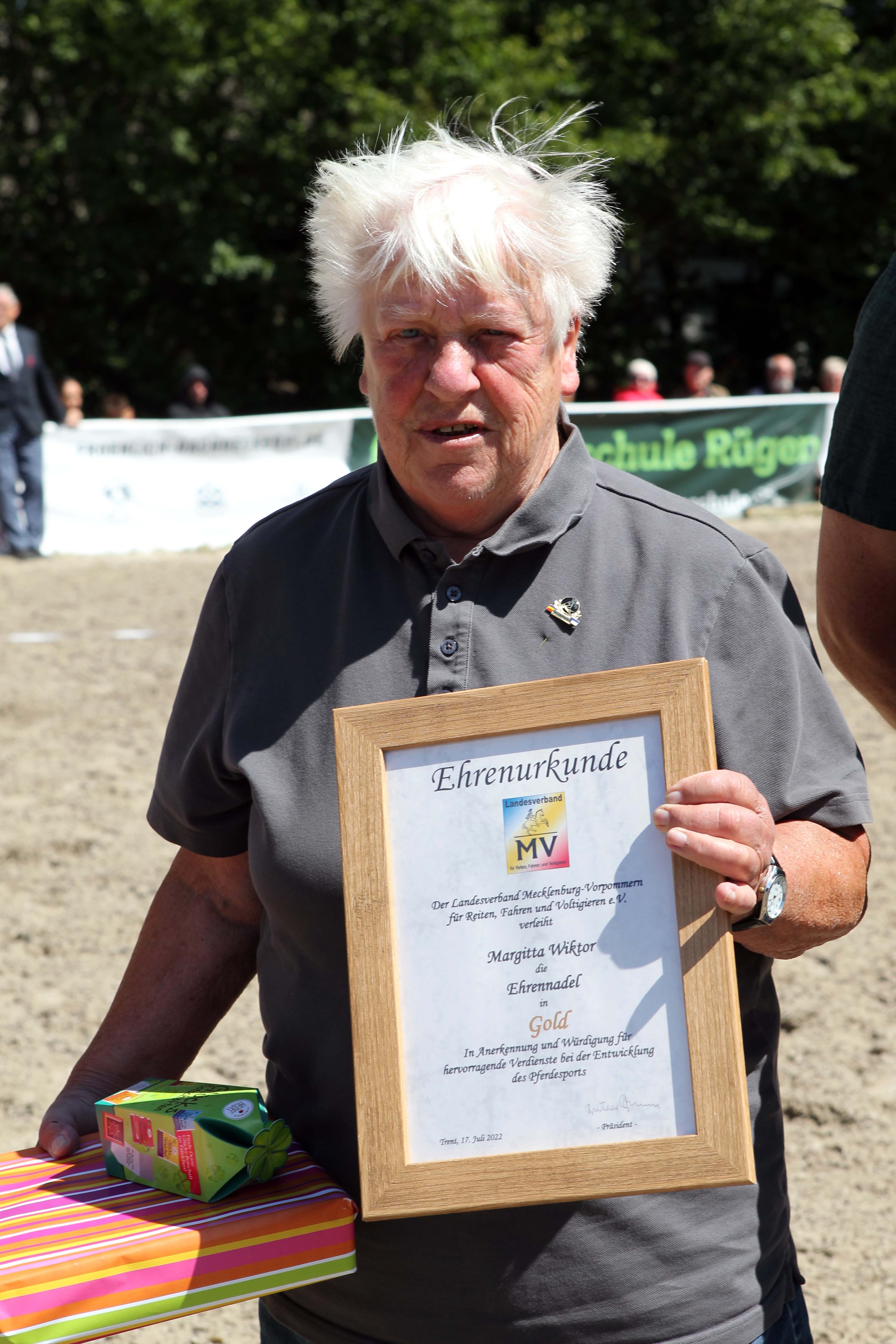 Die 78-jährige Margitta Wiktor ist die Seele des Pferdesports in Zubzow auf der Insel Rügen. Für ihr Lebenswerk hat der Landes-Pferdesportverband Mecklenburg-Vorpommern sie anlässlich des 40-jährigen Jubiläums des organisierten Pferdesports in Zubzow mit der Ehrennadel in Gold ausgezeichnet. © Jutta Wego