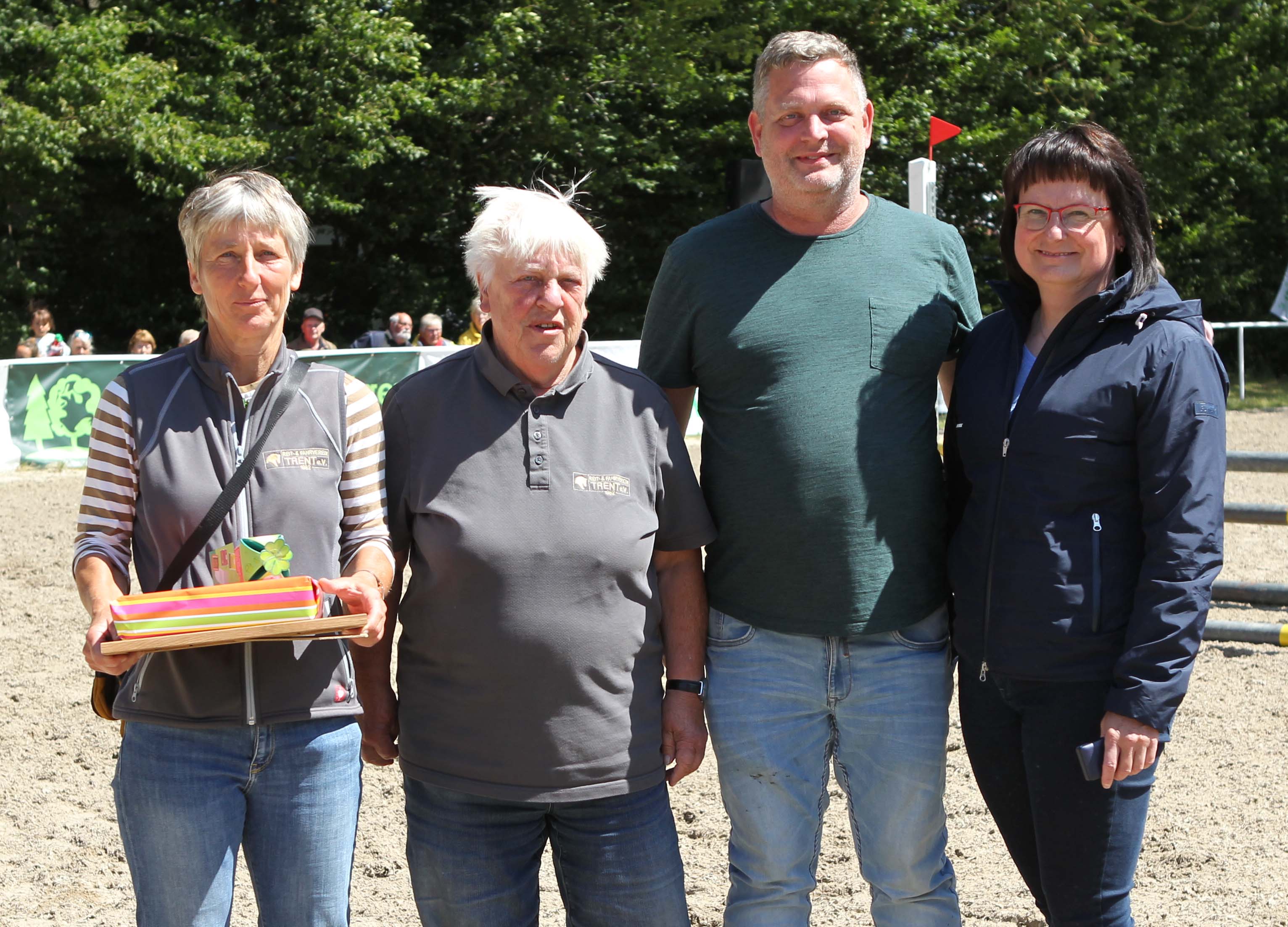 Margitta Wiktor erhielt die Auszeichnung aus den Händen von Präsidiumsmitglied Kathrin Schlönvogt (r.) im Beisein des Trenter Vereinsvorsitzenden Frank Schiefner und Tochter Kirsten Wiktor. © Jutta Wego