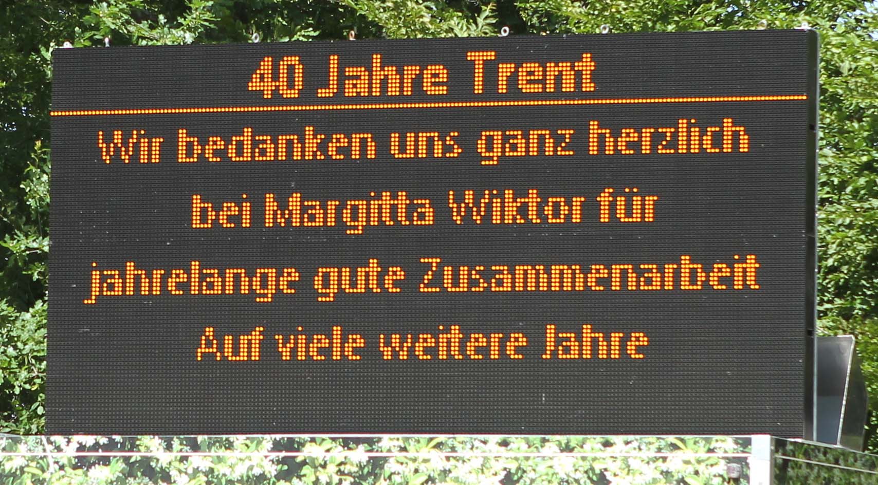 Ein großer Schriftzug auf der LED-Wand brachte Margitta Wiktor gegenüber den Dank für 40 Jahre Trent/Zubzow zum Ausdruck. © Jutta Wego