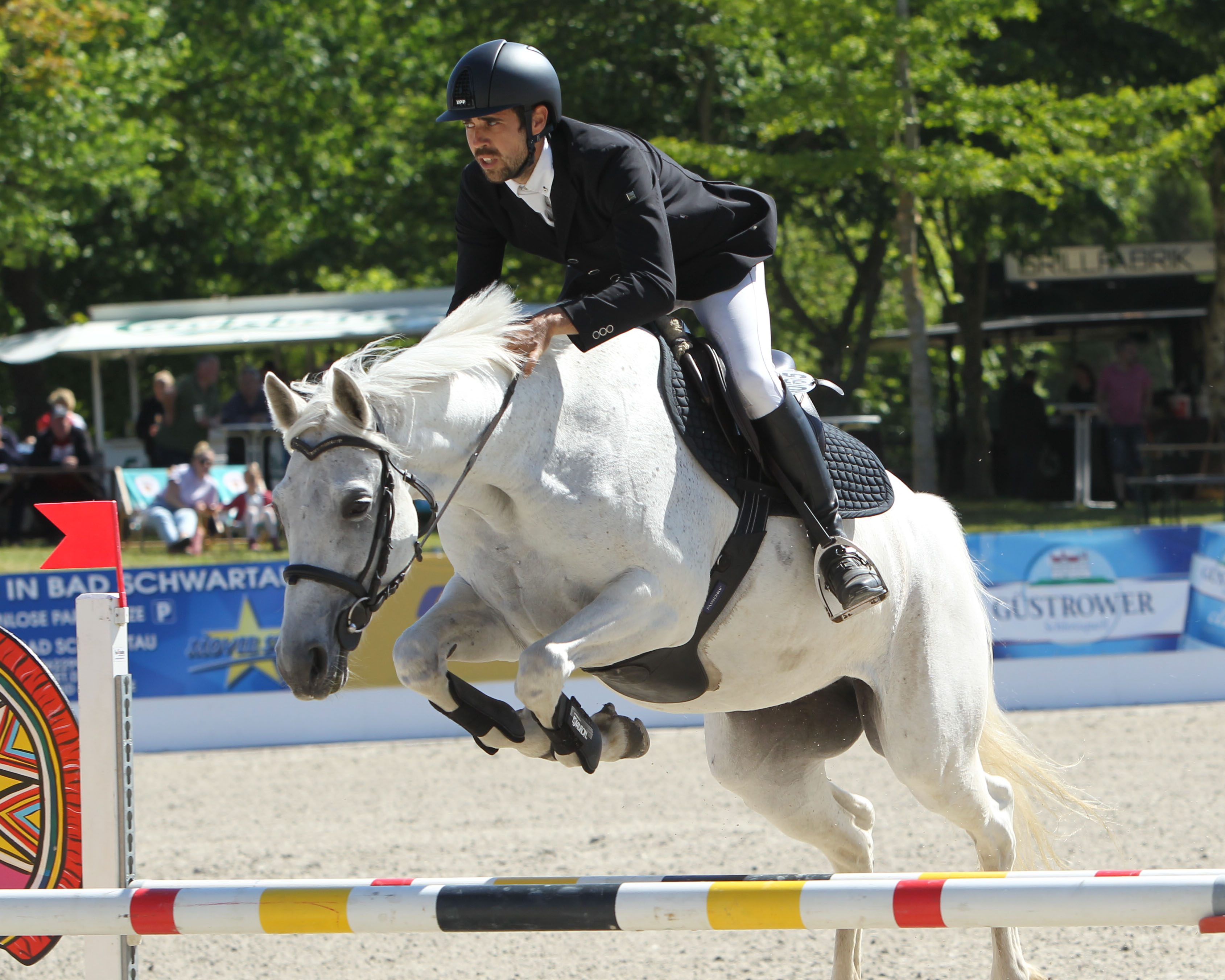 Im Hauptspringen der Klasse M mit Stechen in Reez blieb Emanuele Brettoni aus Boock als einziger mit zwei Pferden fehlerfrei und kam so mit den Stuten Cässilia und Caligoli (Foto) zu zwei Siegen. © Archiv Wego