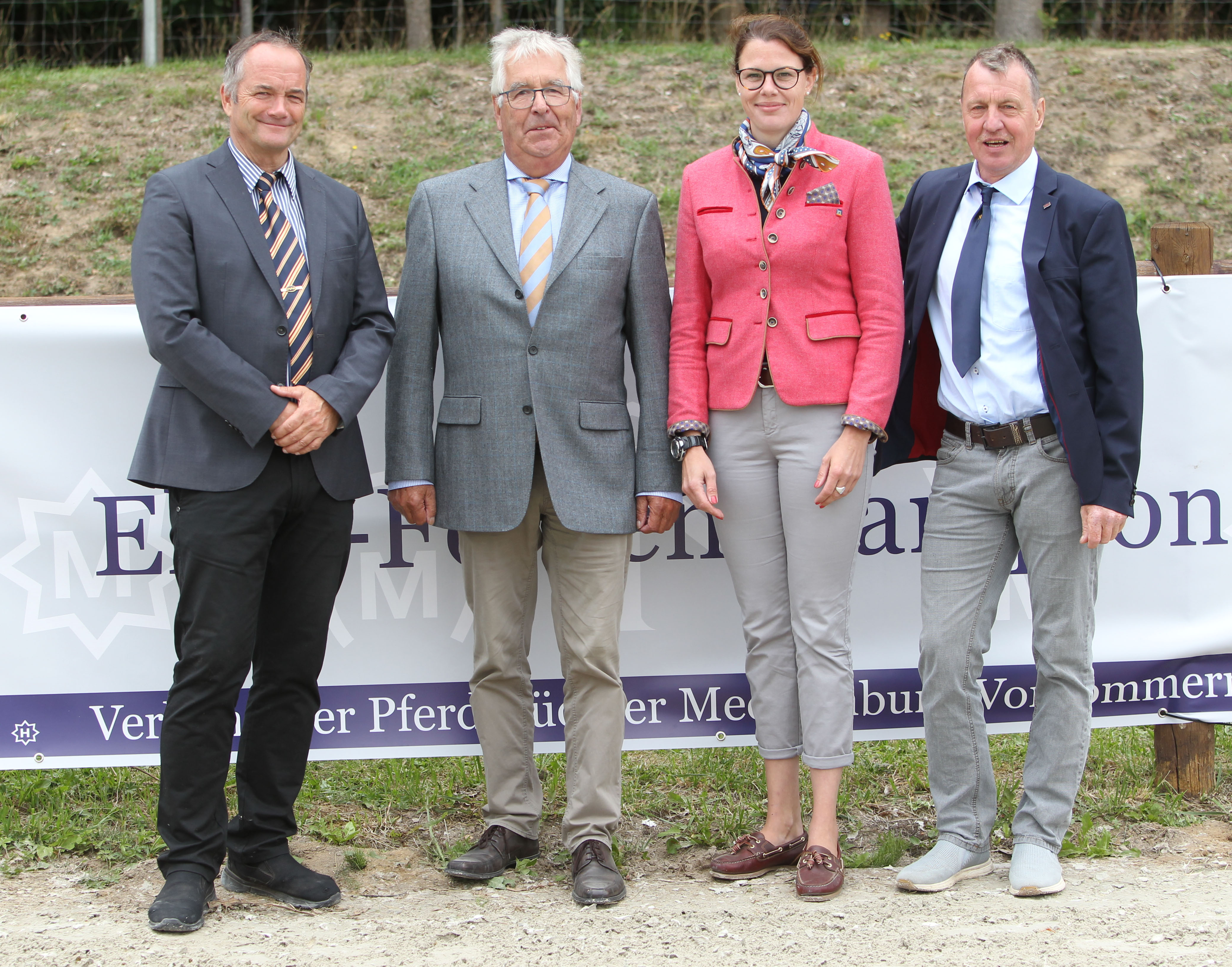 Die Fohlenkommissionen hatten Schwerstarbeit zu leisten und arbeiteten sehr zügig: v.l. Jörg Kothenbeutel (Neustdt-Dosse, Hans-Heinrich Brüning (Bruchhausen-Vielsen), MV-Zuchtleiterin Karoline Gehring und Armin Spierling (Neuenkirchen). © Jutta Wego
