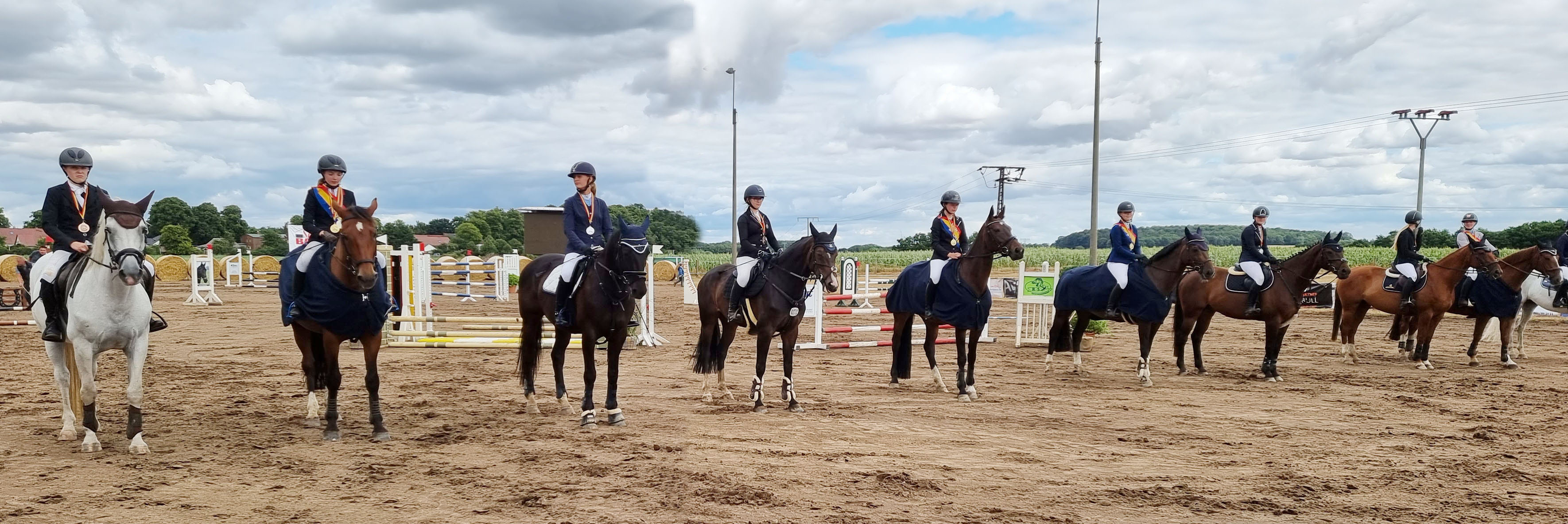 Aufstellung zur Ehrung der Medaillengewinner in der Kreismeisterschaft im Springreiten des Landkreises Nordwestmecklenburg. © Wego