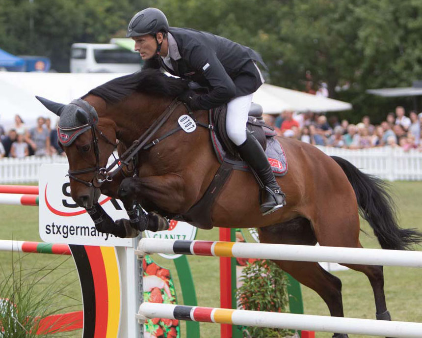 Volkert Naeve (Am Wittensee) hat mit der 10-jährige Stute Hubba Dubba das Finalspringen im Erdbeer-Cup in Delingsdorf gewonnen. © Tara Gottmann