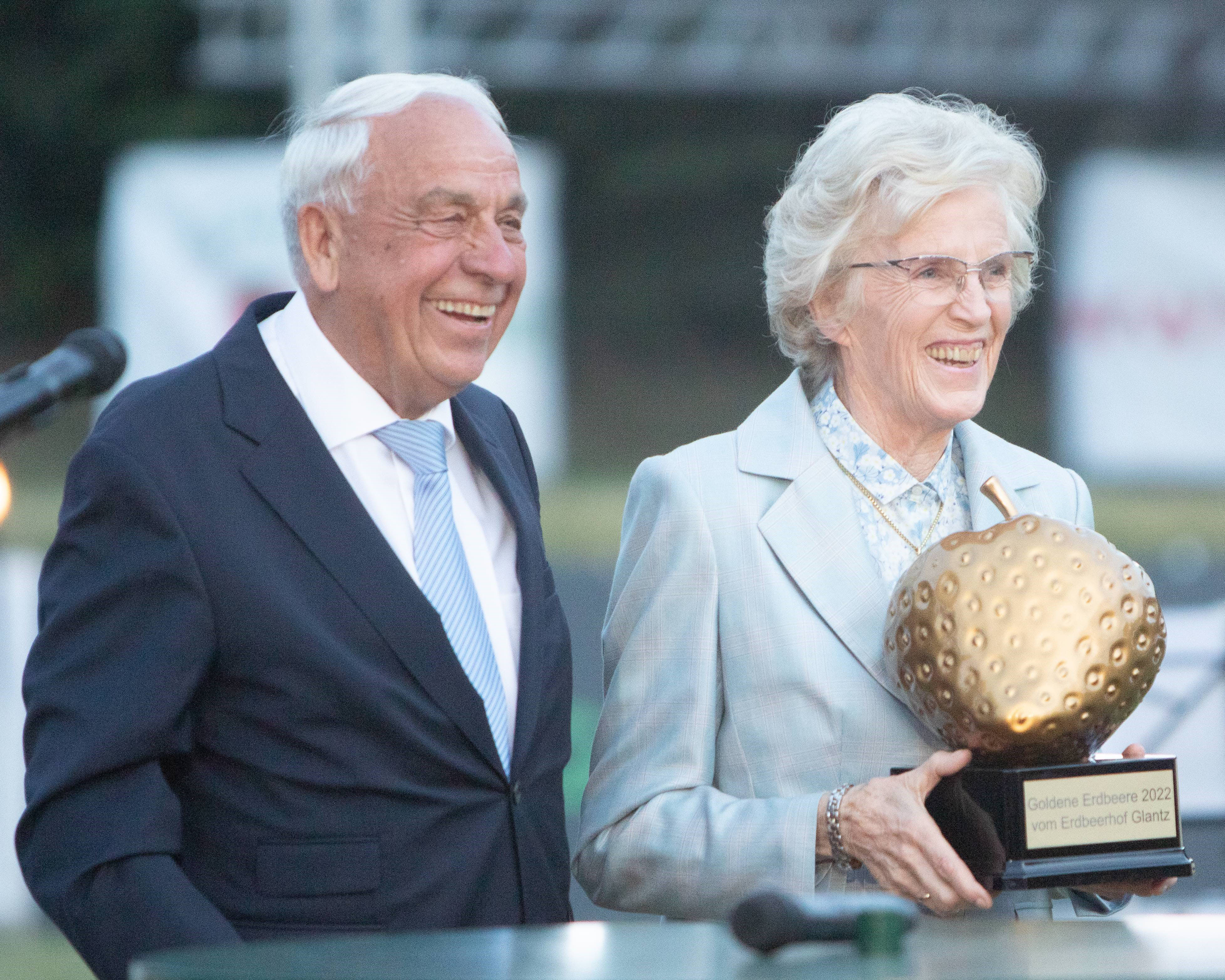 Goldene Erdbeere für eine sichtlich fröhliche Madeleine Winter-Schulze mit dem Initiator und Turnierchef Enno Glantz. © Tara Gottmann