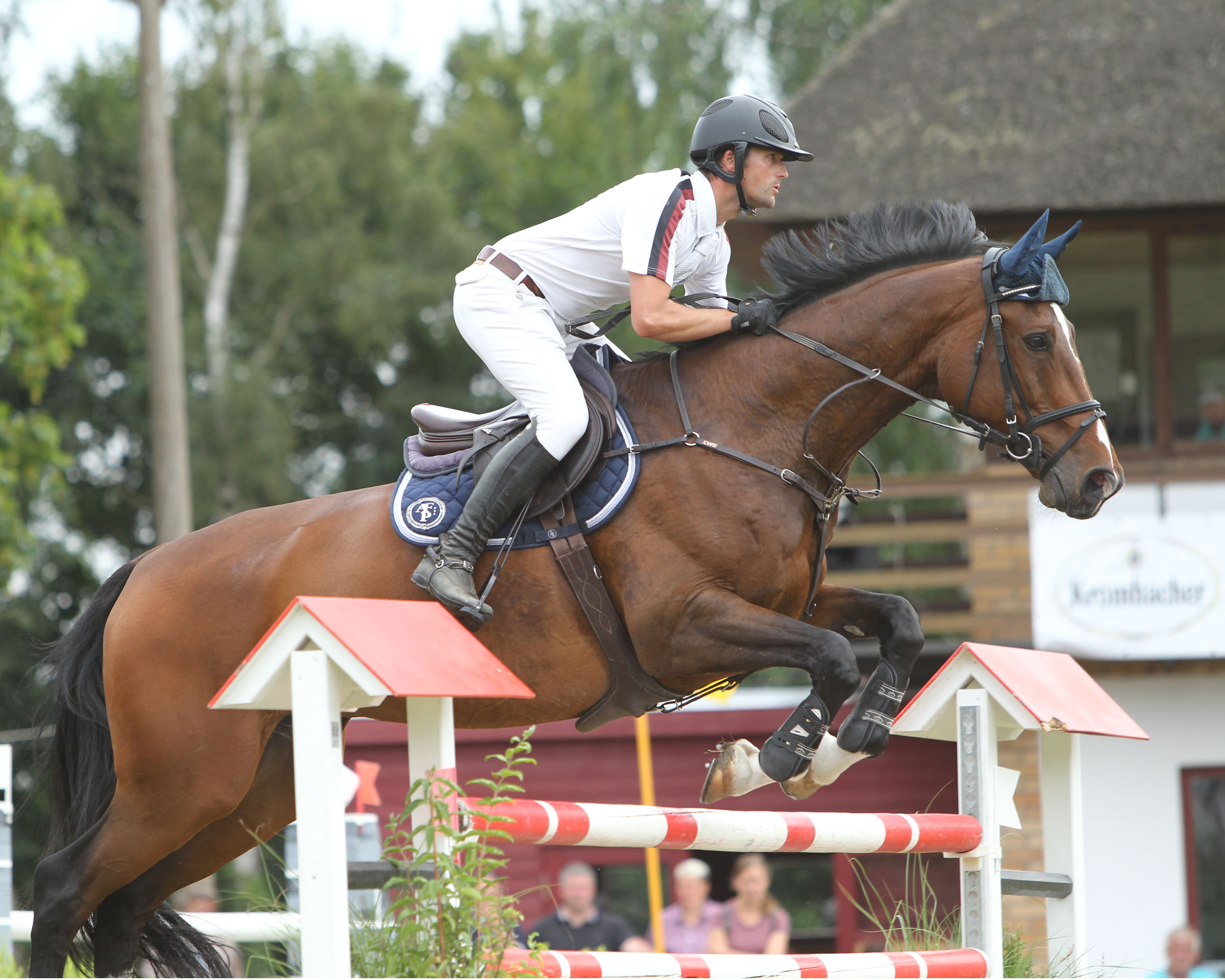 Der 31-jährige Philipp Makowei aus Gadebusch gewann mit dem 15-Jährigen Quester den Großen Preis der Gemeinde Blowatz und am Samstag auch das Championat. © Jutta Wego