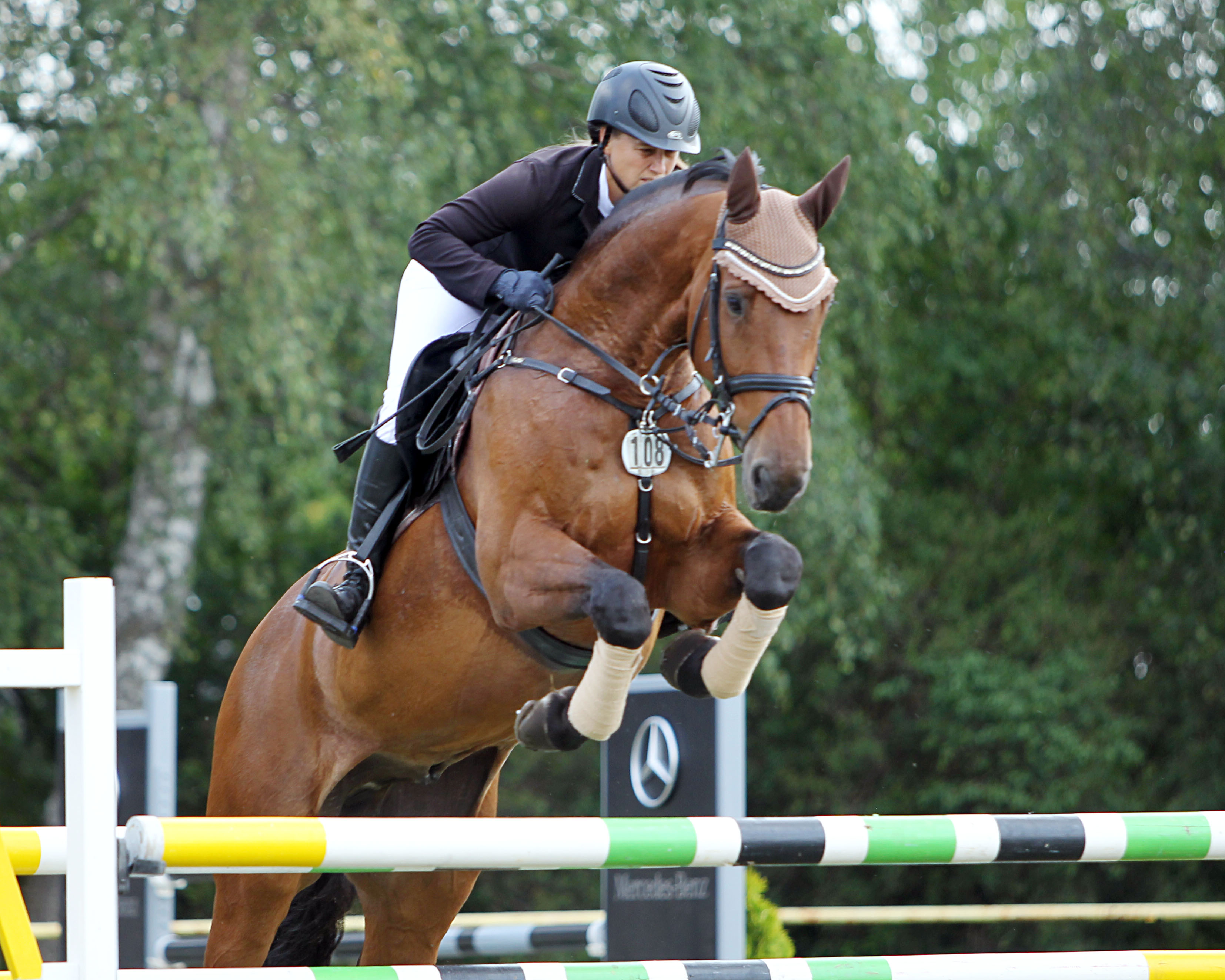Über ihren Sieg mit Cenny und dem Gewinn des Jackpot’s im Spezial-Zeitspringen Klasse M** war die Güstrowerin Ramona Schilloks selbst überrascht. © Jutta Wego