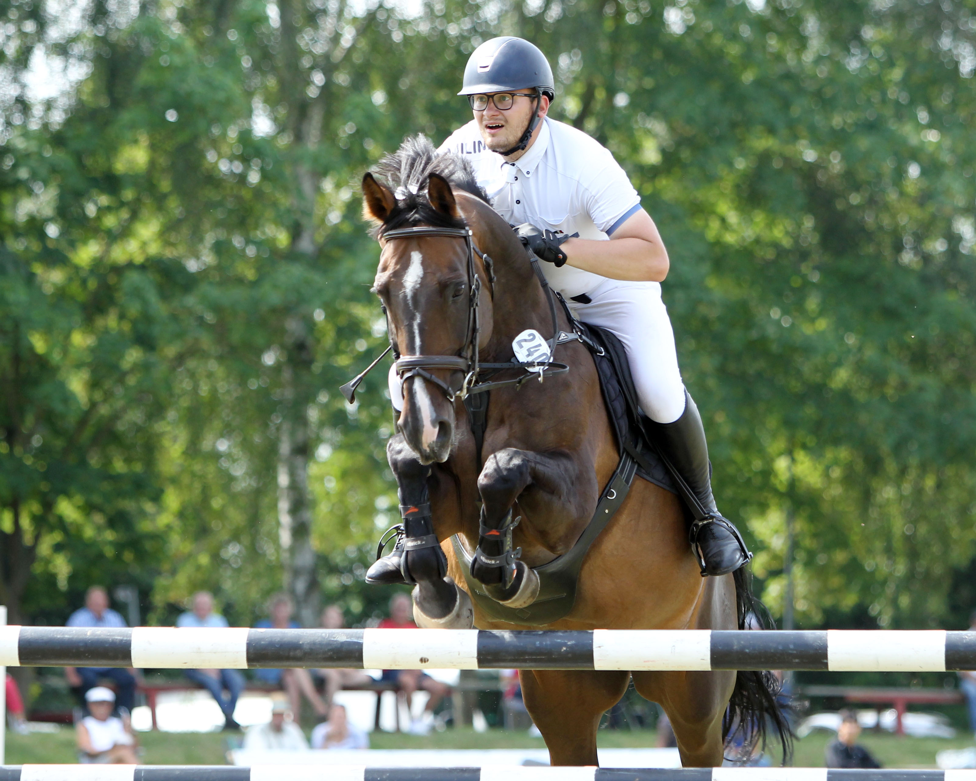 Florian Villwock aus Tempel bei Ribnitz, der für Wöpkendorf im Sattel sitzt, gehörte mit Arizone zu den zweifachen Siegern in den M-Springen. © Jutta Wego