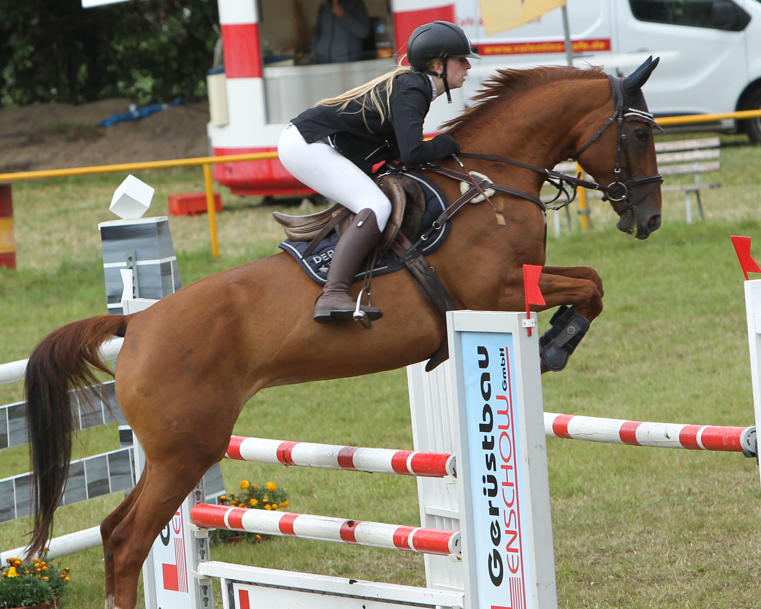 Das Wertungsspringen um den NRW-Springcup hat Alia Maack aus Palingen mit Bernadette gewonnen, die für den RSC Sandfelder Grevesmühlen reitet. © Jutta Wego