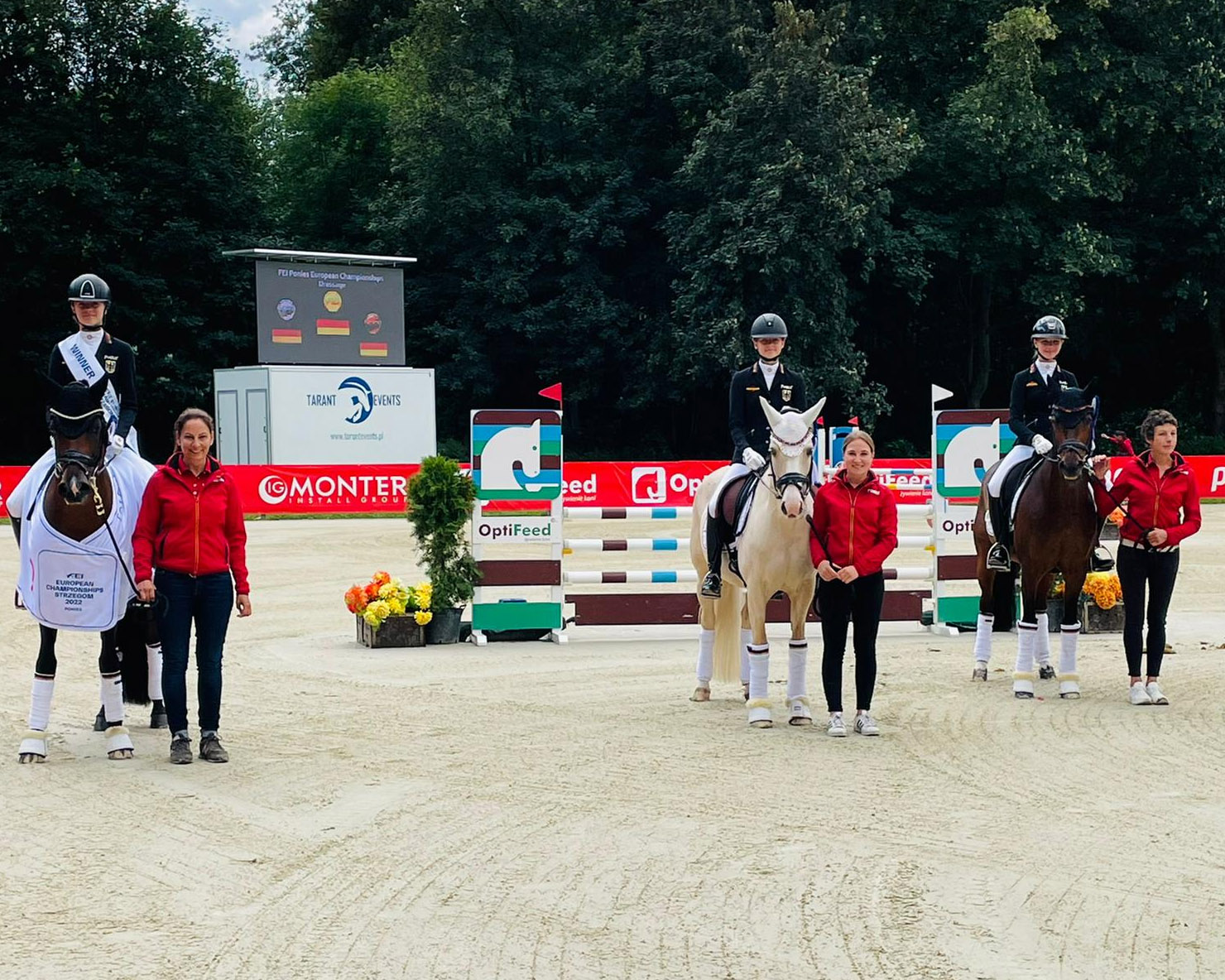 Lilly Marie Collin, Mia Allegra Lohe und Julia Sofie Schmitz-Heinen gewinnen Gold, Silber und Bronze bei Pony-Europameisterschaft Dressur. © Tina Pantel