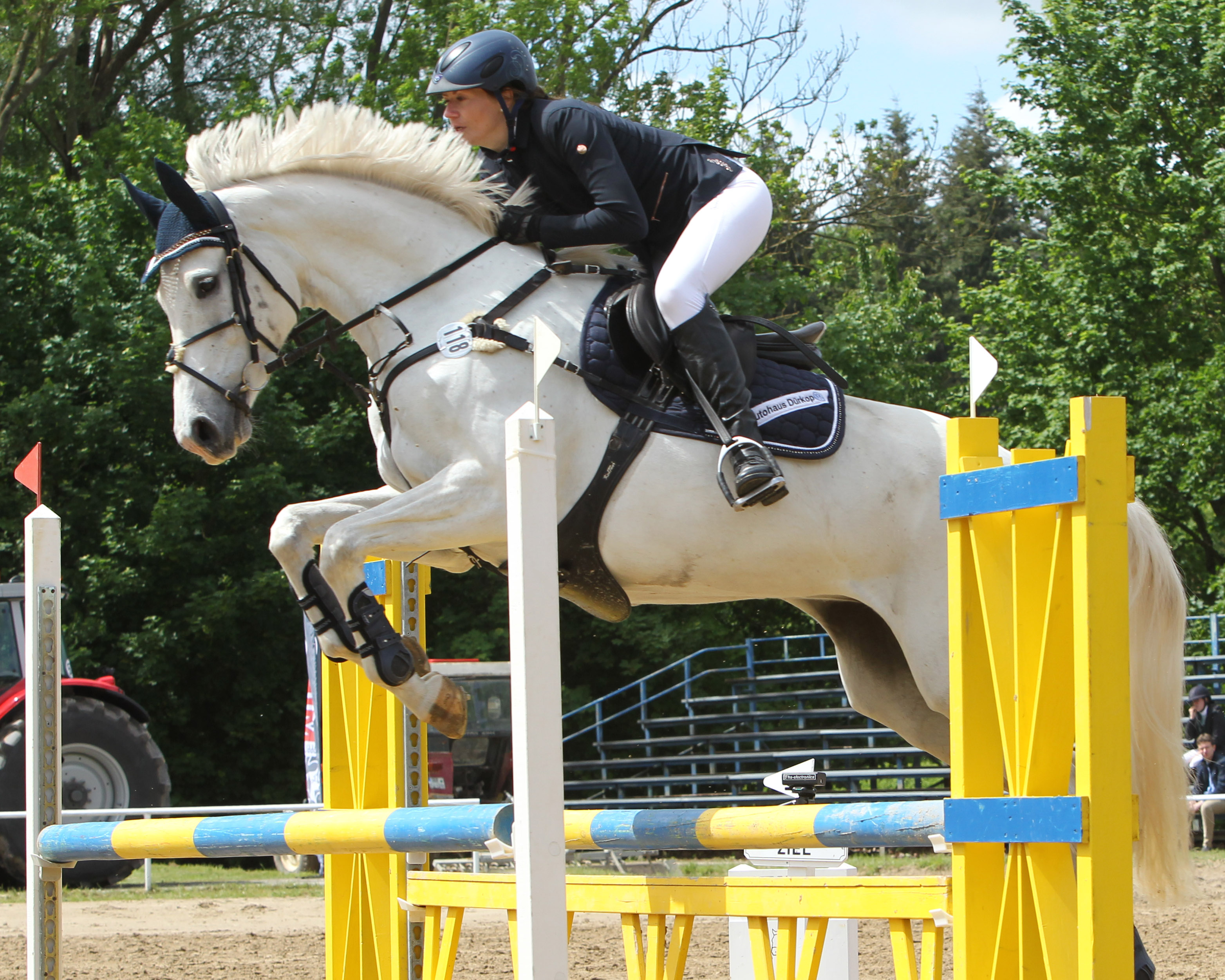 Mit der 7-jährigen Come and Fly-Tochter Come on Girl gewann die 32-jährige Lisa Rohde in Miltzow beide Hauptspringen der Klasse L. © Archiv Wego