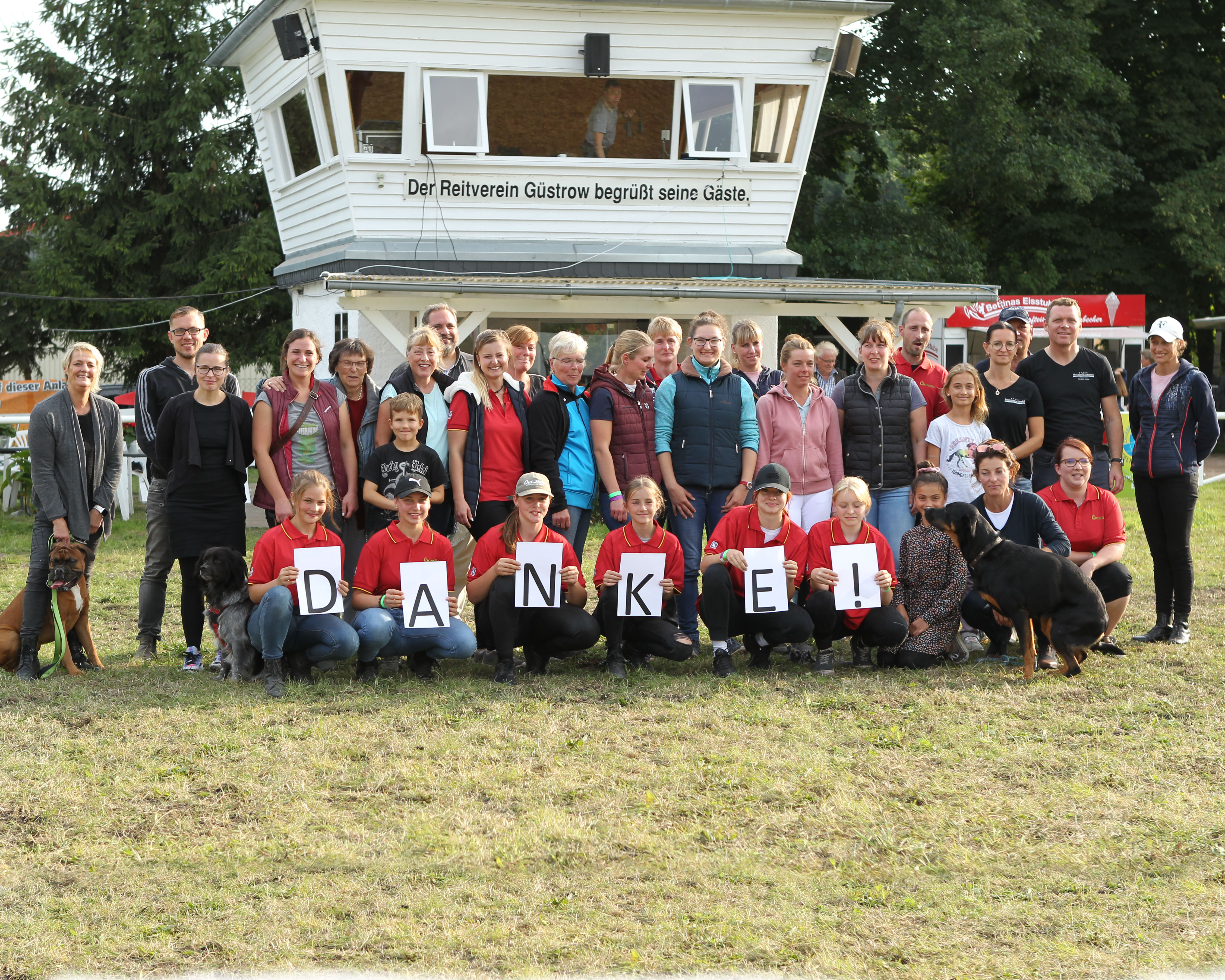 70 Jahre organisierter Pferdesport in Güstrow: Es gibt ein großes Miteinander wie diese große Schar an Vereinsmitglieder unterstreicht, die wie hier 2021 bei den jährlichen Reitturnieren mithelfen. © Jutta Wego