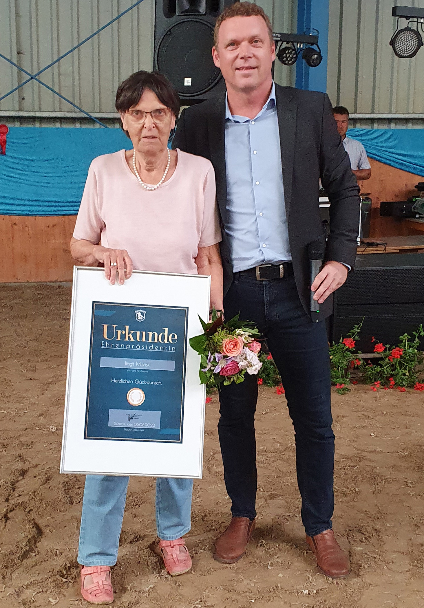 Bei der Jubiläumsfeier wurde Birgit Manski mit einer gerahmten Urkunde durch Maik Osterloh zur Ehrenpräsidentin ernannt. © Jutta Wego