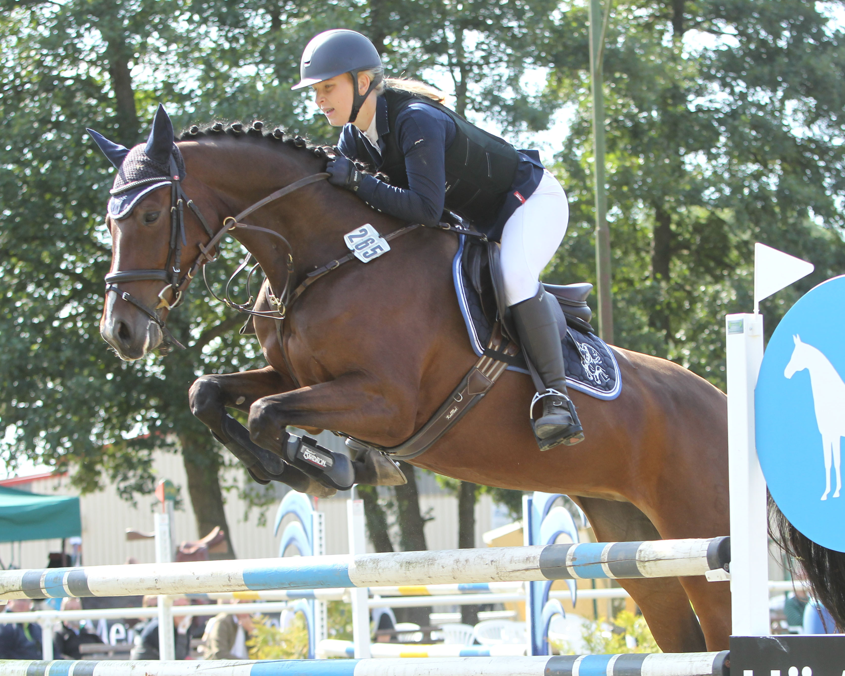 Nachwuchsreiterin Lotte Zopff (Passin) gewann mit Namika das 2. L-Springen zur Kreismeisterschaft und holte sich den KM-Titel bei den U18 Junioren. © Jutta Wego