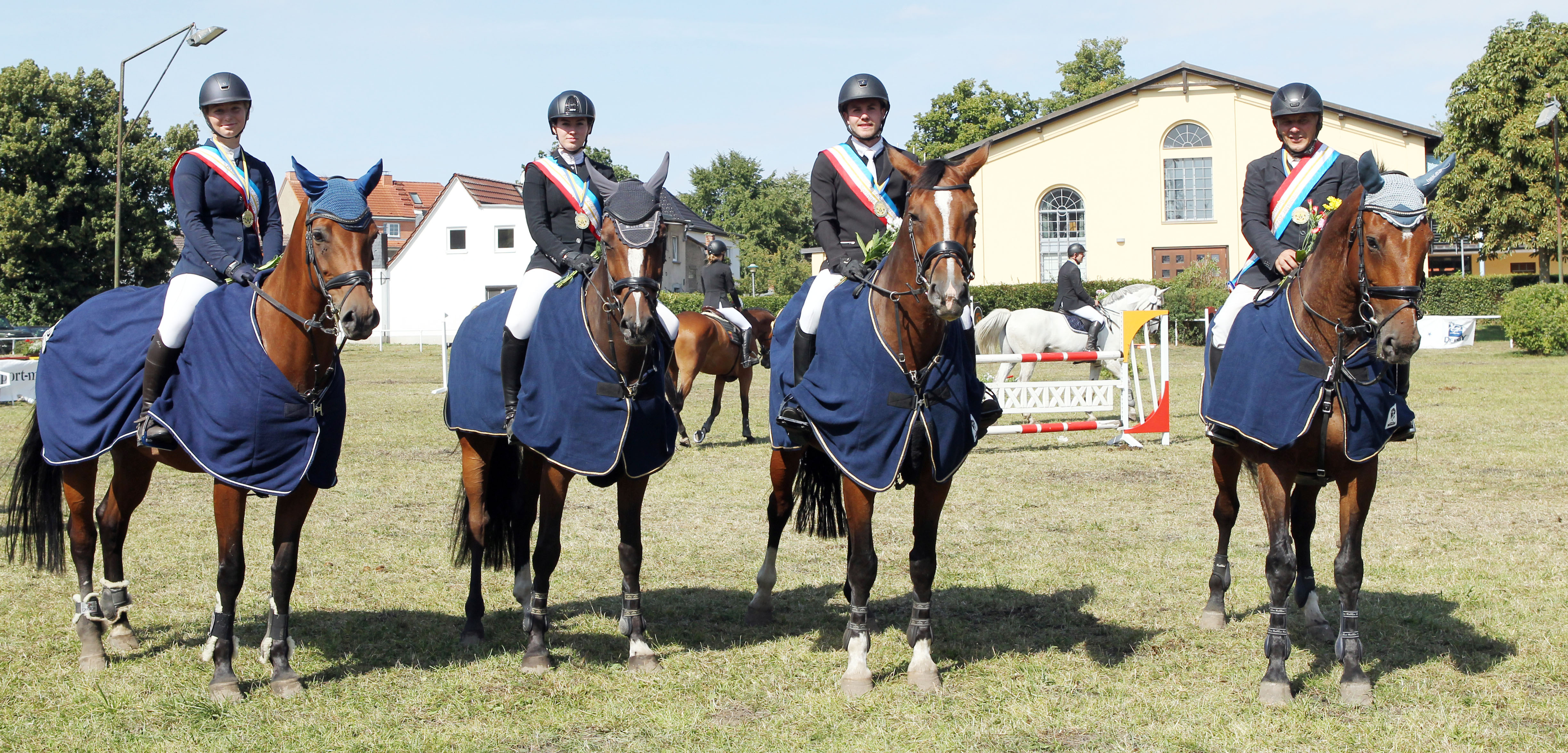Die vier neuen Kreismeister des Landkreises Rostock im Springen: v.l. Lotte Zopff (U18), Fabienn Joél Bunk (U21), Marius Böhm (offene Altersklasse), Enrico Finck (Ü40 Amateure). © Jutta Wego