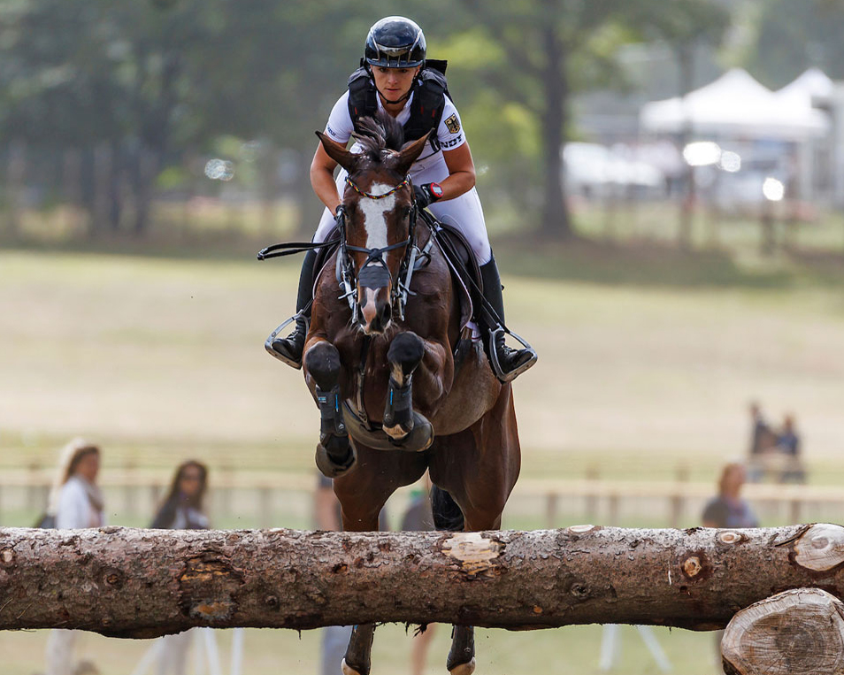 Kämpften sich über drei Teilprüfungen nach vorn: Julia Krajewski und Amande de B’Neville gewinnen WM-Silber. © Lafrentz