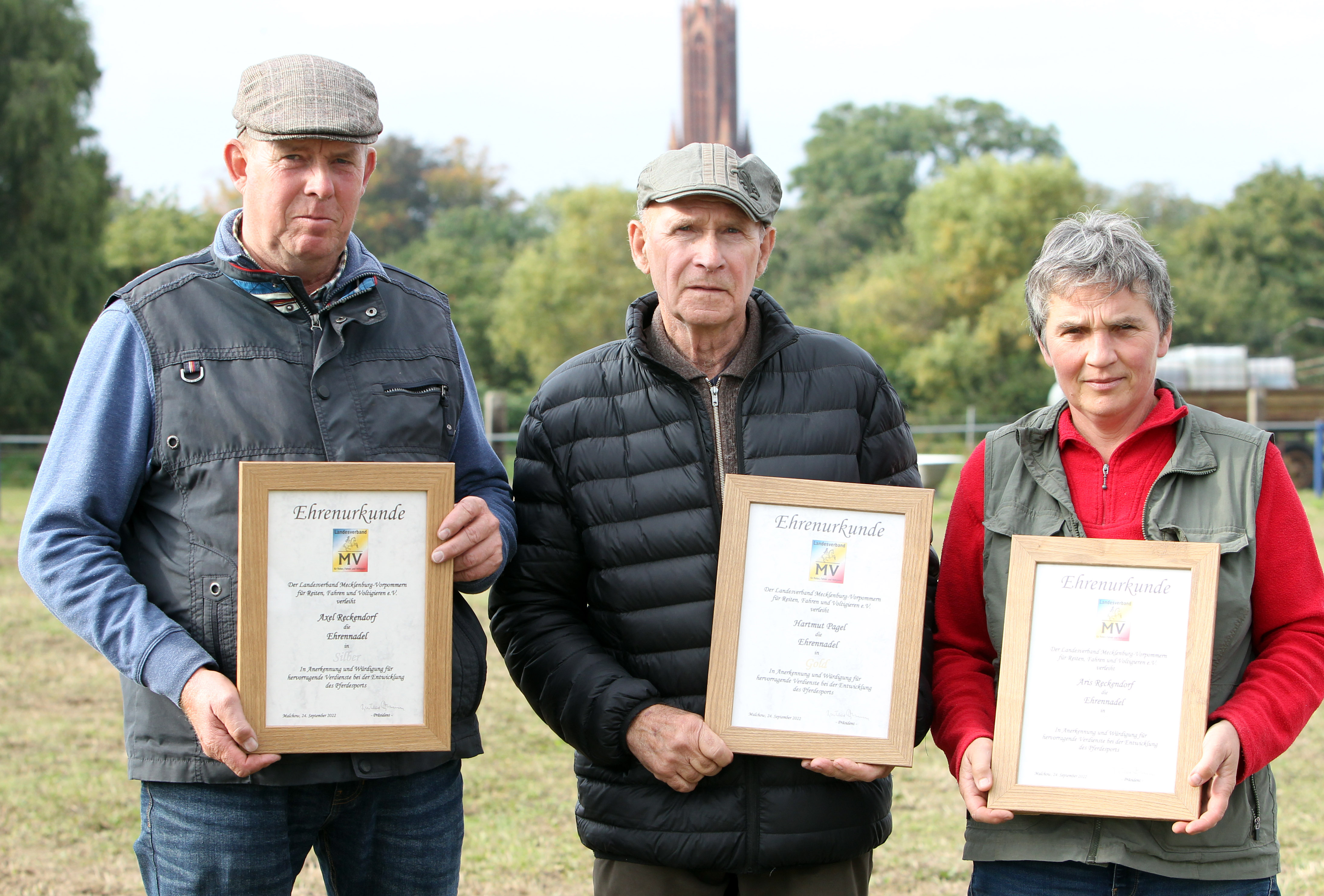 Für sein Lebenswerk wurde der 81-jährige Hartmut Pagel (Mitte) mit der Ehrennadel des Landes-Pferdesportverbandes in Gold ausgezeichnet und für ihr Engagement in der Vereins- und Jugendarbeit das Ehepaar Aris & Axel Reckendorf mit Silber. © Jutta Wego