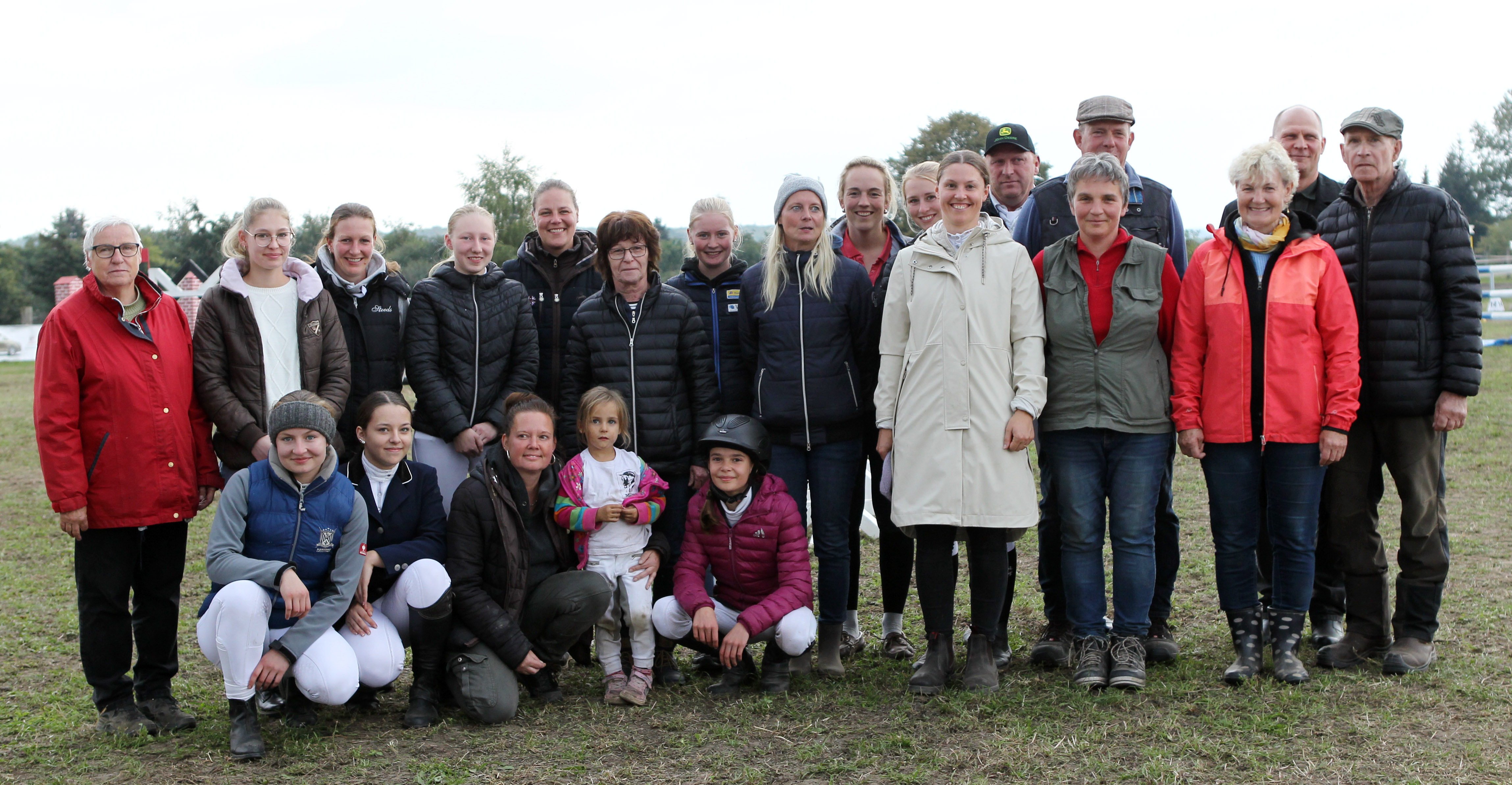 Beim diesjährigen Reitturnier in Malchow stand das 60-jährige Jubiläum des organisierten Pferdesports in der Stadt im Mittelpunkt, dass auch Bürgermeister Renè Putzar würdigte und sich beim Fototermin mit in die Reihe der Vereinsmitglieder stellte (2.v.r.). © Jutta Wego