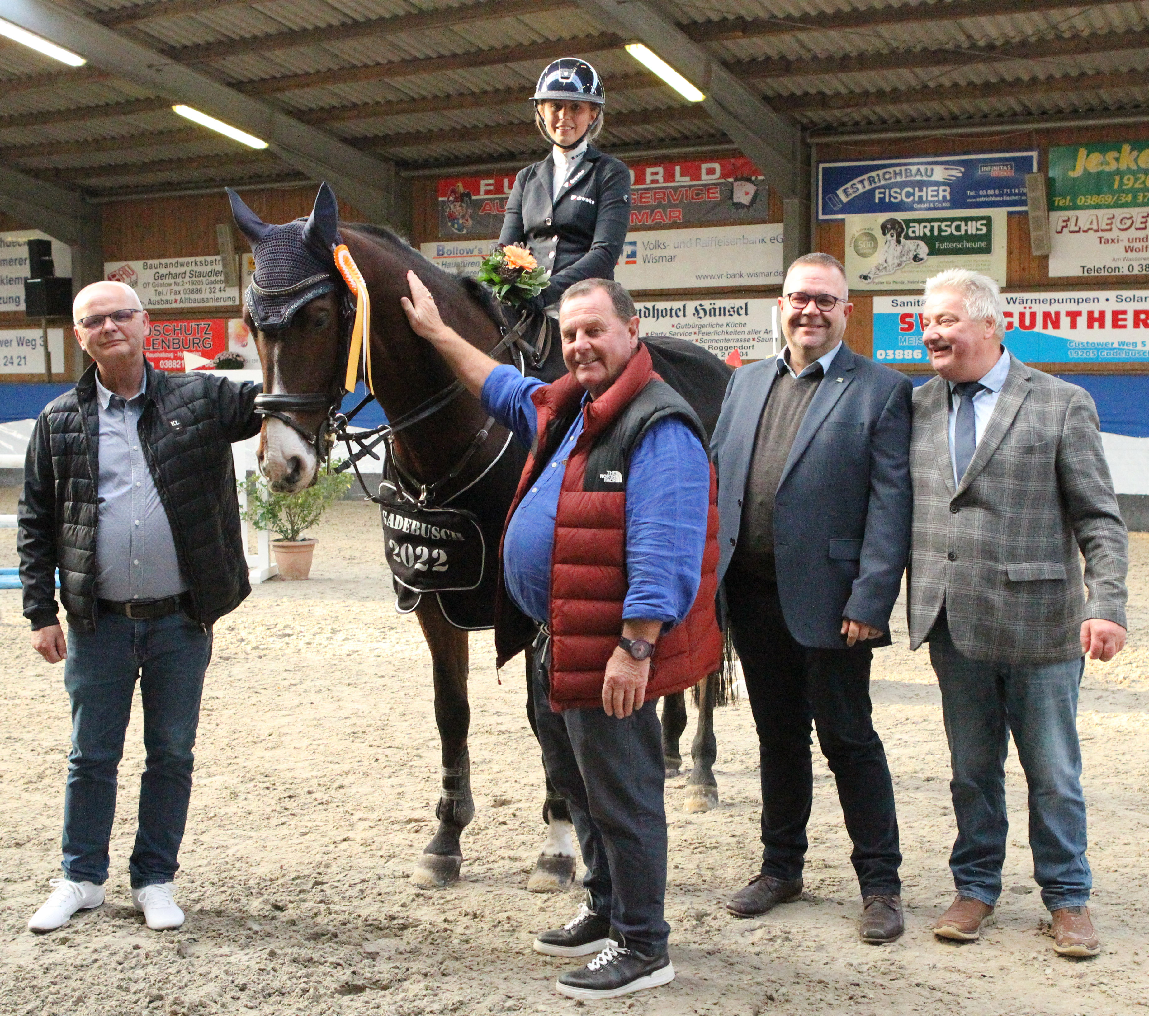 Die Sponsoren Andreas Neumann und Udo Chistee, Bürgermeister Arne Schlien und Turnierleiter Dr. Lothar Makowei (v.l.) gratulieren Christin Wascher zum Sieg. © Jutta Wego
