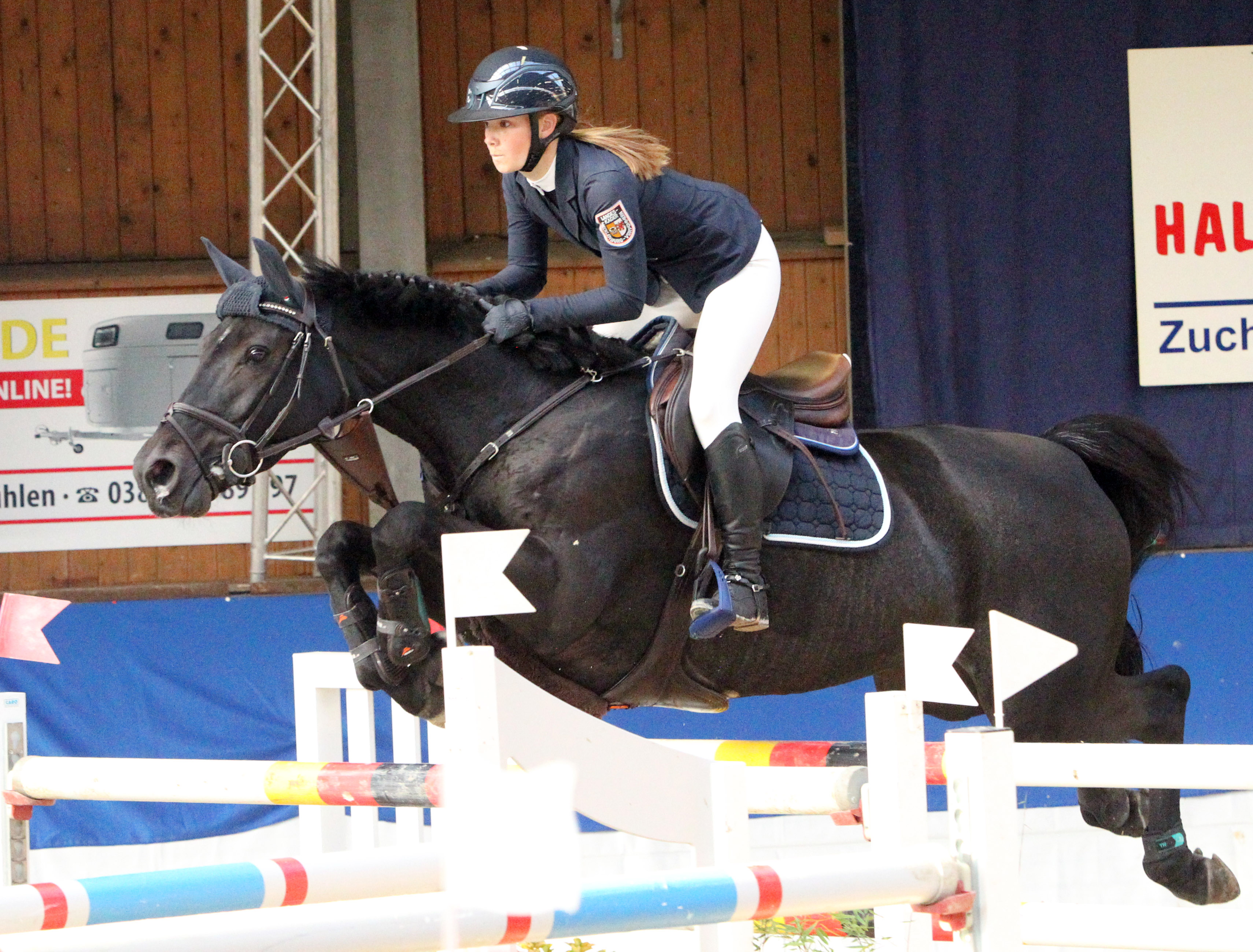 Mit einem furiosen Ritt holte sich die 18-jährige Paula Nagel vom Gastgeberverein auf Carmen den S-Sieg im Championat von Gadebusch. © Jutta Wego