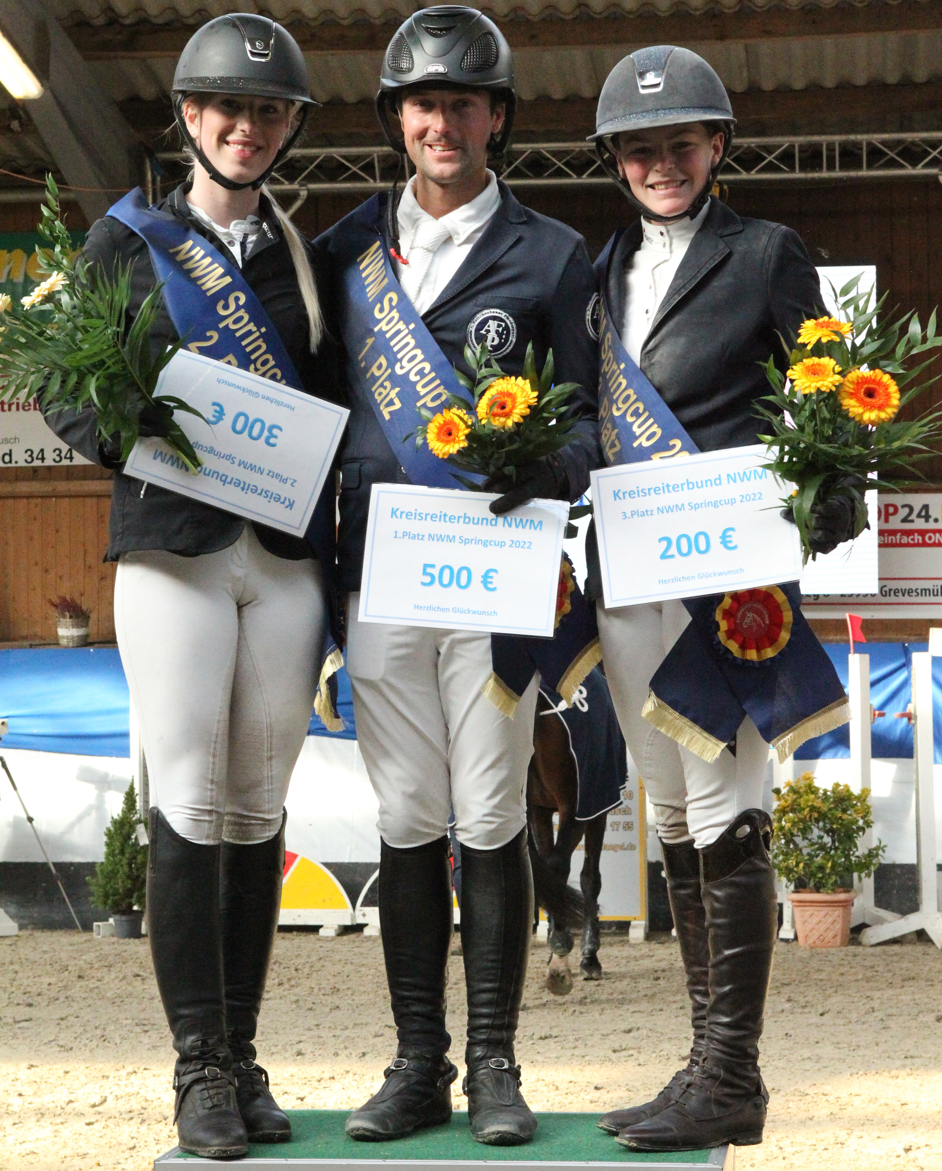 Auf das Treppchen in der Gesamtwertung des NWM-Sprincups, ausgelobt vom Kreisreiterbund Nordwestmecklenburg, kamen (v.l.) Alina Maack (2. Pl.), Philipp Makowei (Sieger) und Lilli Plath (3. Pl.). © Jutta Wego