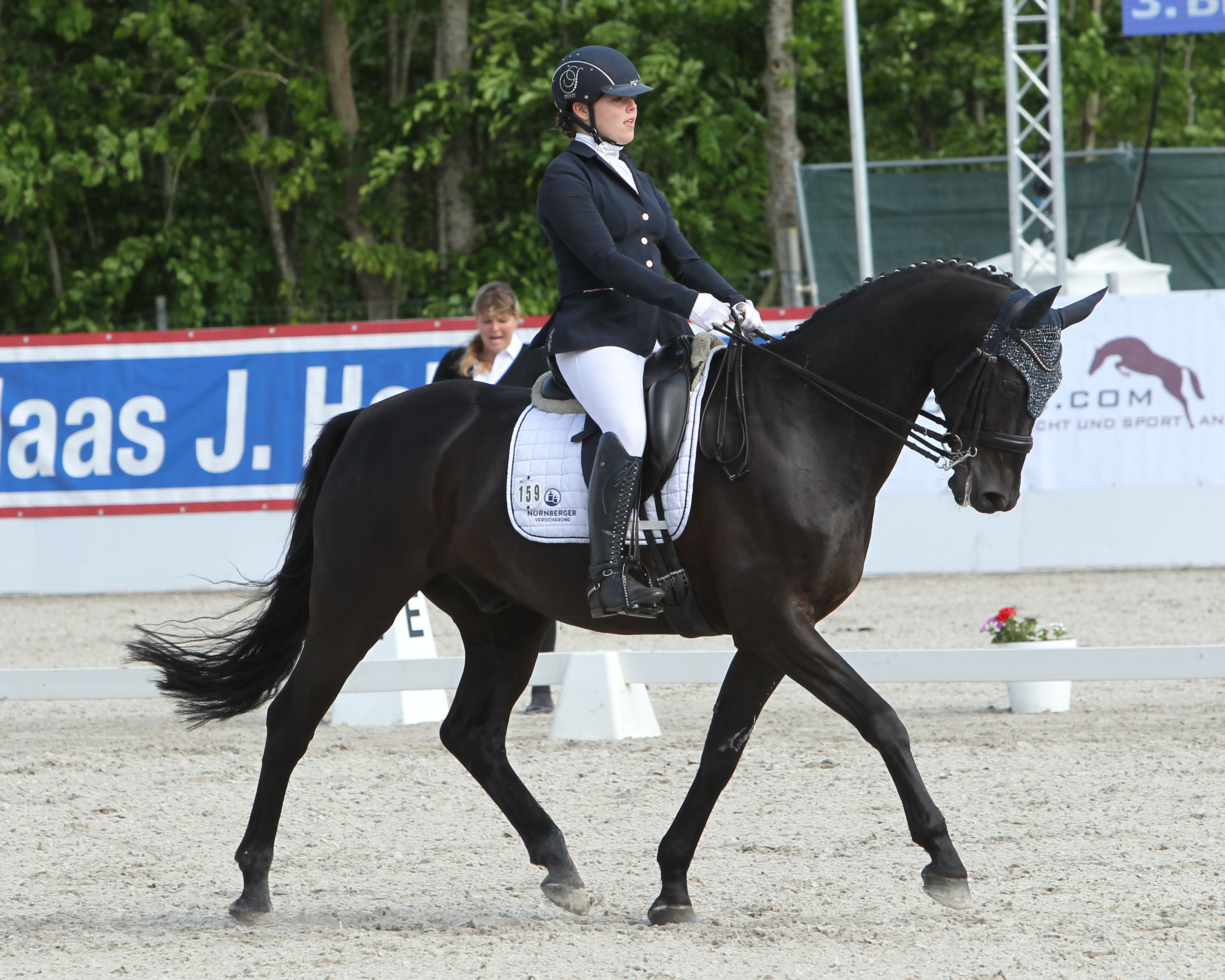 Die 16-jährige Letizia Brandt vom RFV Eldena (hier auf Petit Noir) ist mit 2.303 Ranglistenpunkten 2022 die erfolgreichste U18 Juniorenreiterin. © Jutta Wego