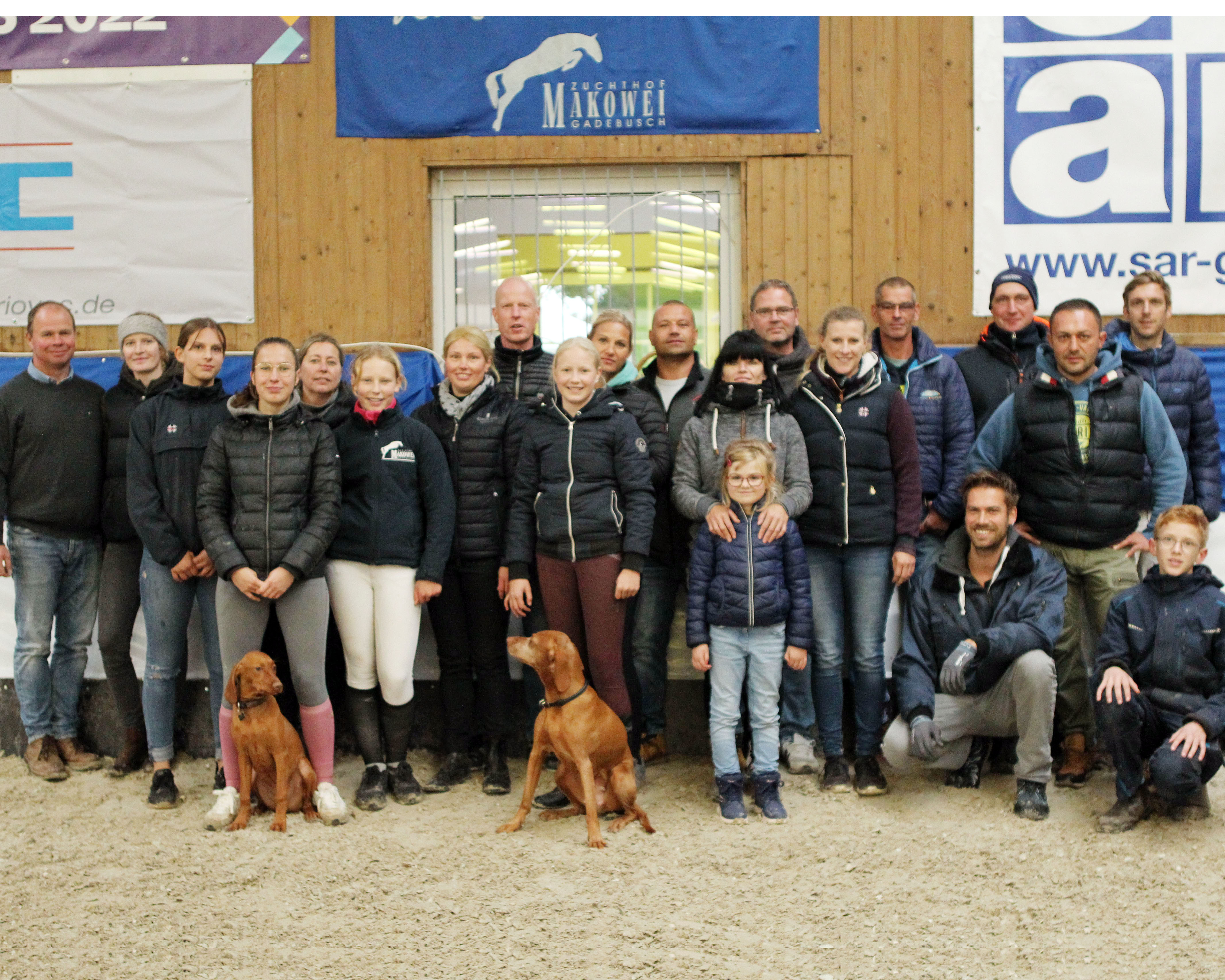 Nach Ranglistenpunkten liegt der RFV Gadebusch auf Rang 2. Rang 1 nimmt er aber mit der Zahl von 33 erfolgreichen Reitern ein. Das Foto zeigt einen Teil der Gadebuscher die auch zum Orga-Team der heimischen Hallenturniere gehören. © Jutta Wego
