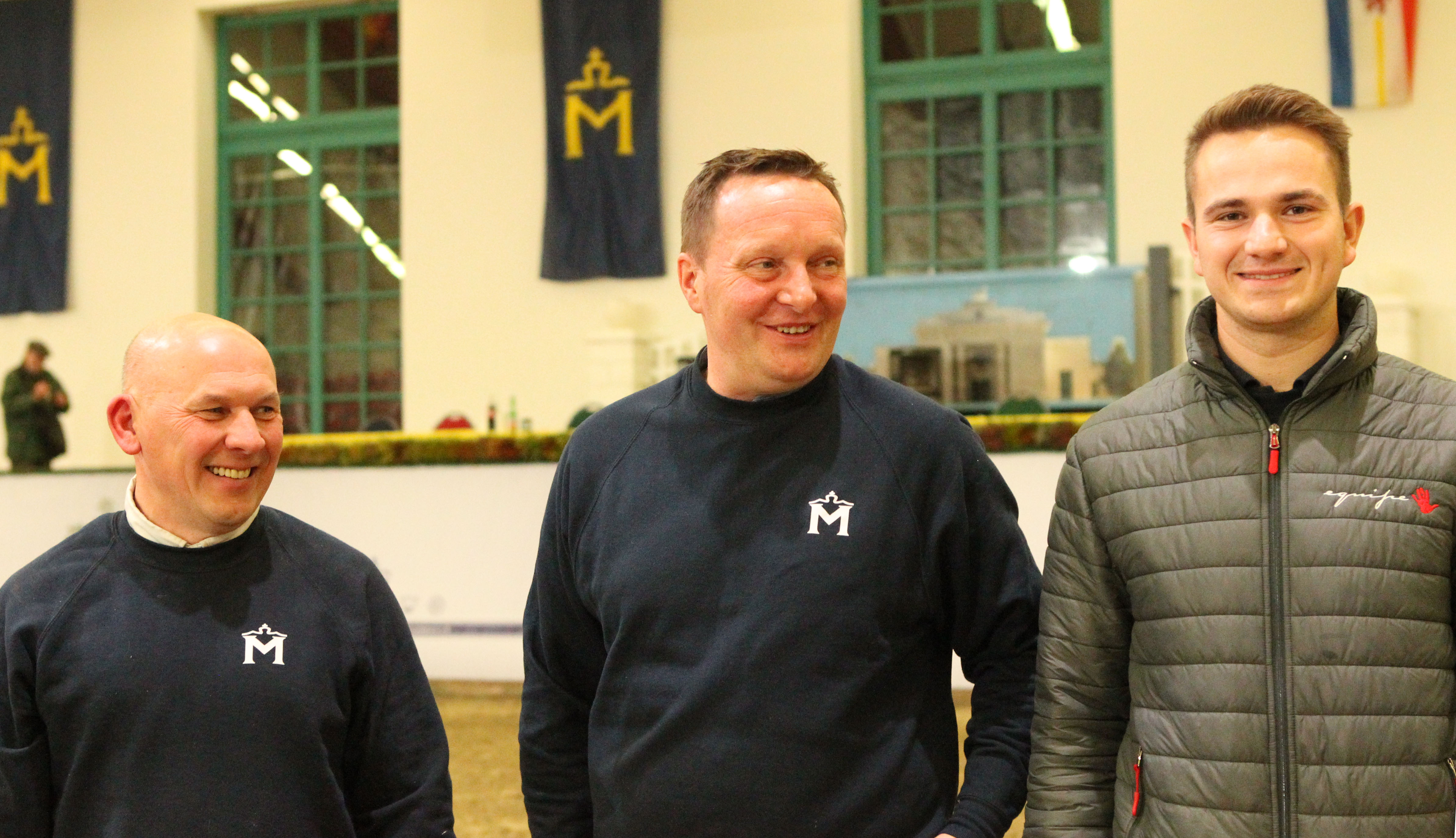 Weitere Ehrungen gingen bei der Körung an Matthias Wandschneider (r.) als Bester Jungzüchter des Jahres (eine Ehrung des Deutschen Bauernverlages), an Uwe Hannöver (Mitte) der seit Jahren besonders akkurat bei der Einreichung der Körunterlagen ist und an Enrico Finck (l.) der vor wenigen Tagen seinen 50. Geburtstag feierte und im Parcoursteam eine hervorragende Arbeit leistet. © Jutta Wego
