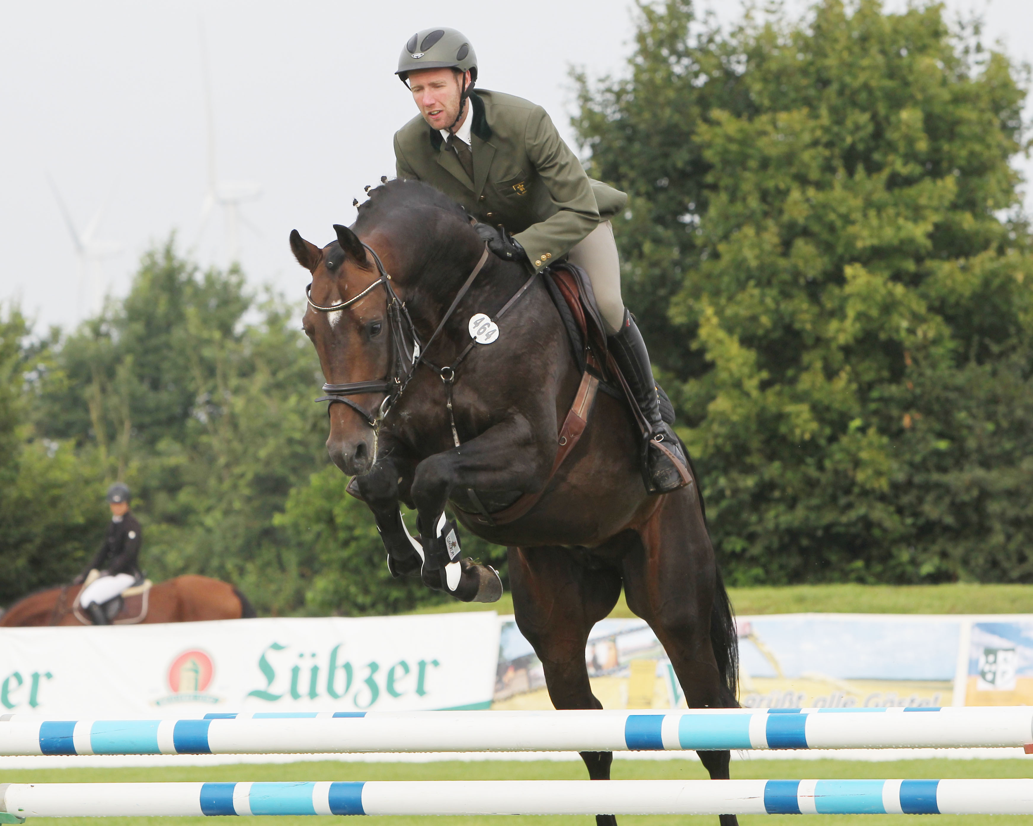 Den 2. Platz im Ranking der Mecklenburger Springpferde nimmt der 9-jährige Ubiluc ein, gezogen von Detlef Skoecz (Krusenfelde). Hier mit dem einstigen Redefiner Sven Göller © Jutta Wego