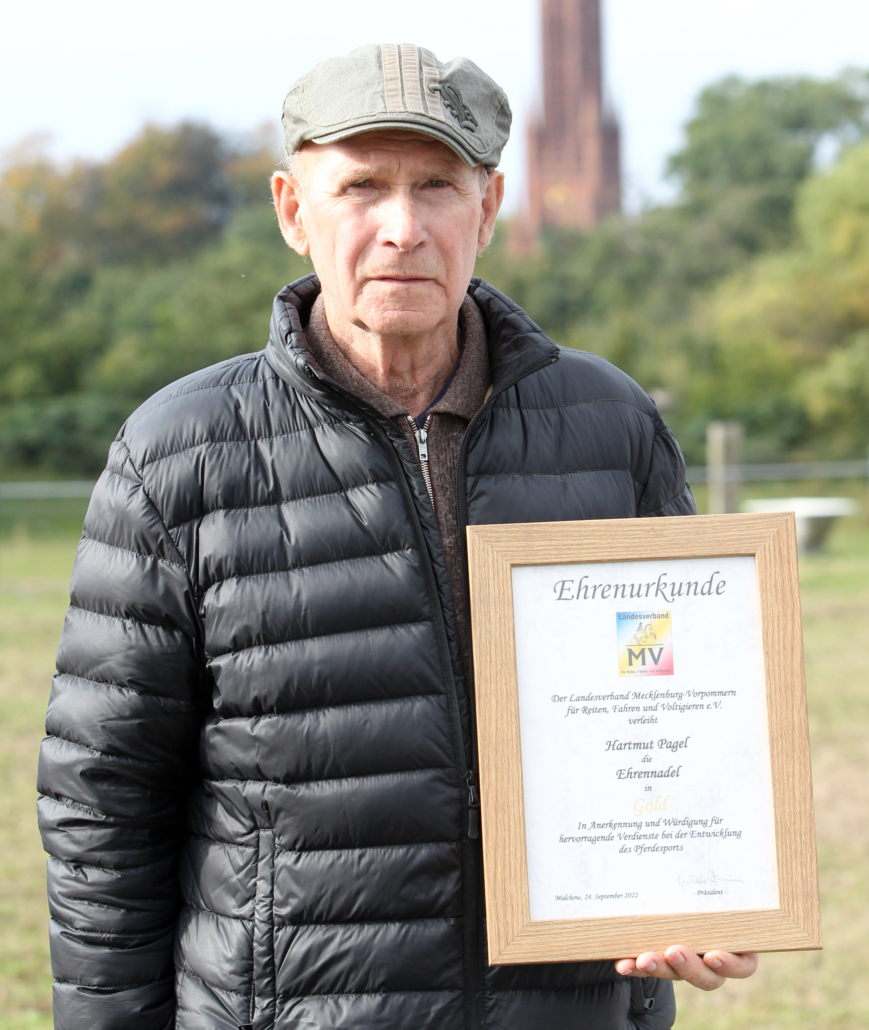 Hartmut Pagel (Fünfseen) zog mit dem 13-jährigen Chacco P (v. Chacco-Blue das erfolgreichste Mecklenburger Pferd von 2022 und nimmt im Züchterranking Platz 2 ein. © Jutta Wego