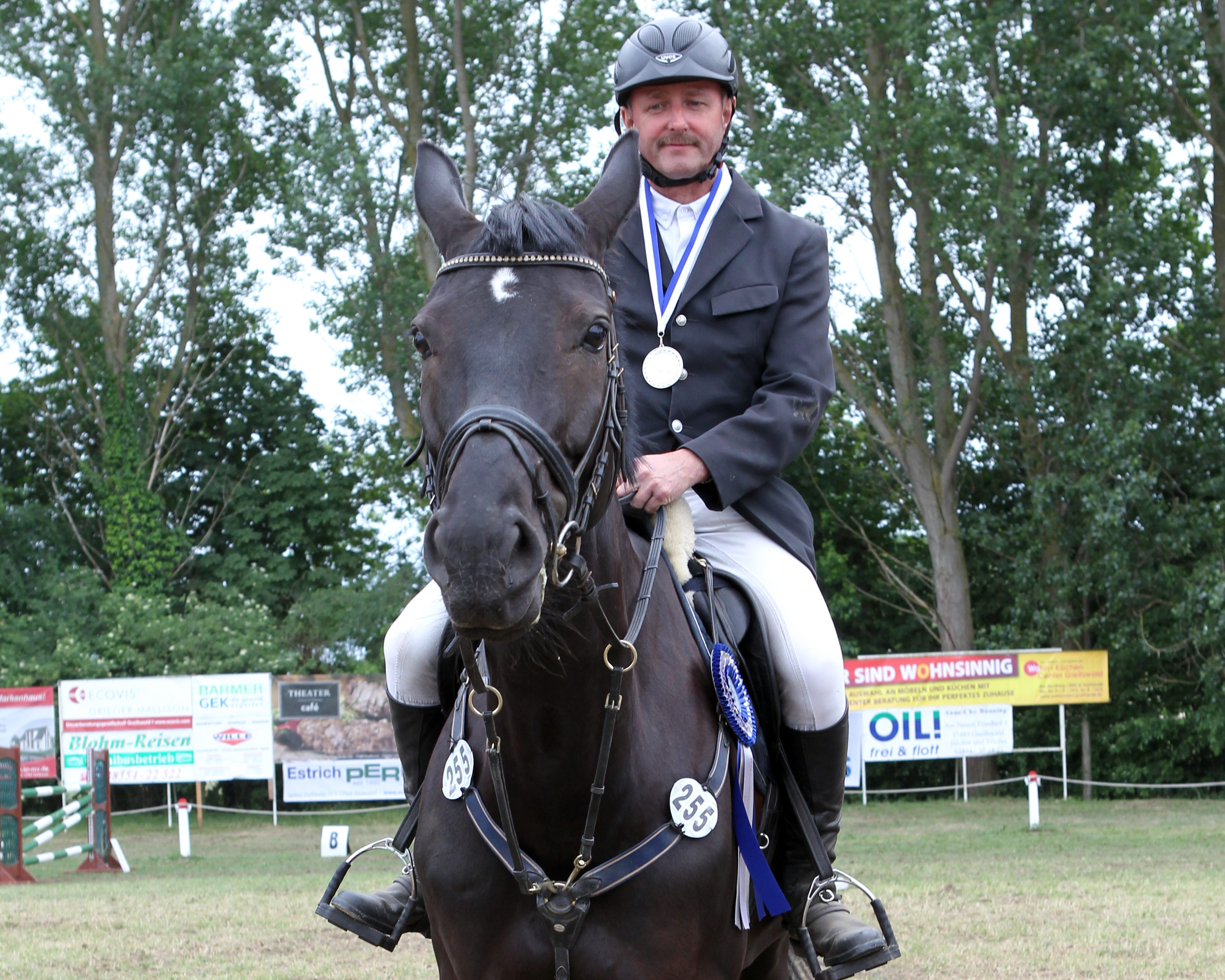 Carsten Schlönvogt bei der Kreeismeisterehrung 2016 vor heimischer Kulisse in Wusterhusen. © Jutta Wego