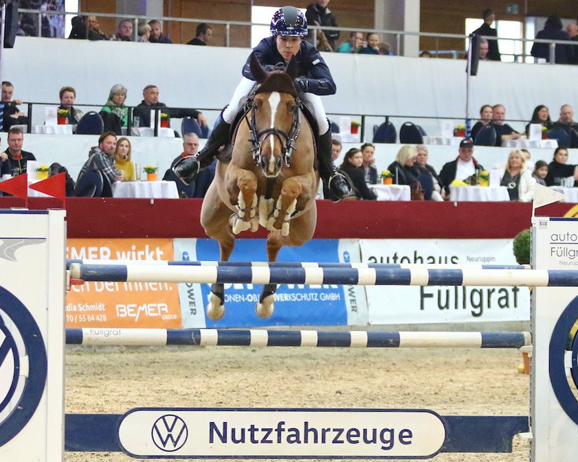 Sausten schnurstracks zum Sieg - Mynou Diederichsmeier und Quick and Fly - die den ersten Sieg überhaupt mit der wendigen Fuchsstute feierte. © Brit Placzek