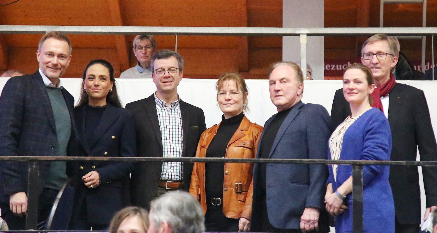 Gäste beim CSI Neustadt-Dosse: Bundesfinanzminister Christian Lindner, Eherfrau Franca Lehfeldt (Welt TV), Bernhard Feßler (FN), Regine Ebert (HuLG Neustadt-Dosse), Veranstalter Herbert Ulonska und Tochter Jasmin Ulonska-Weiss, Dr. Kaspar Funke (v.li.). © BritPlaczek)