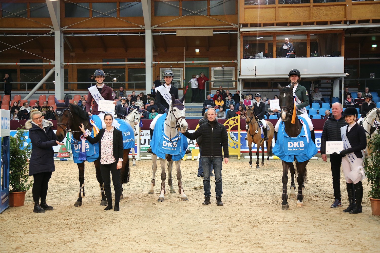 Sachsen-Anhalts Team gewann die Mannschaftswertung in der Junior Future Tour. Es gratulierten von v.l. Madelaine Mehrens, Sara Rothe (DKB), Peter Fröhlich (GF LV Berlin-Brandenburg) für das Team und den Leiter Mike Kebernik (re.). © Brit Placzek