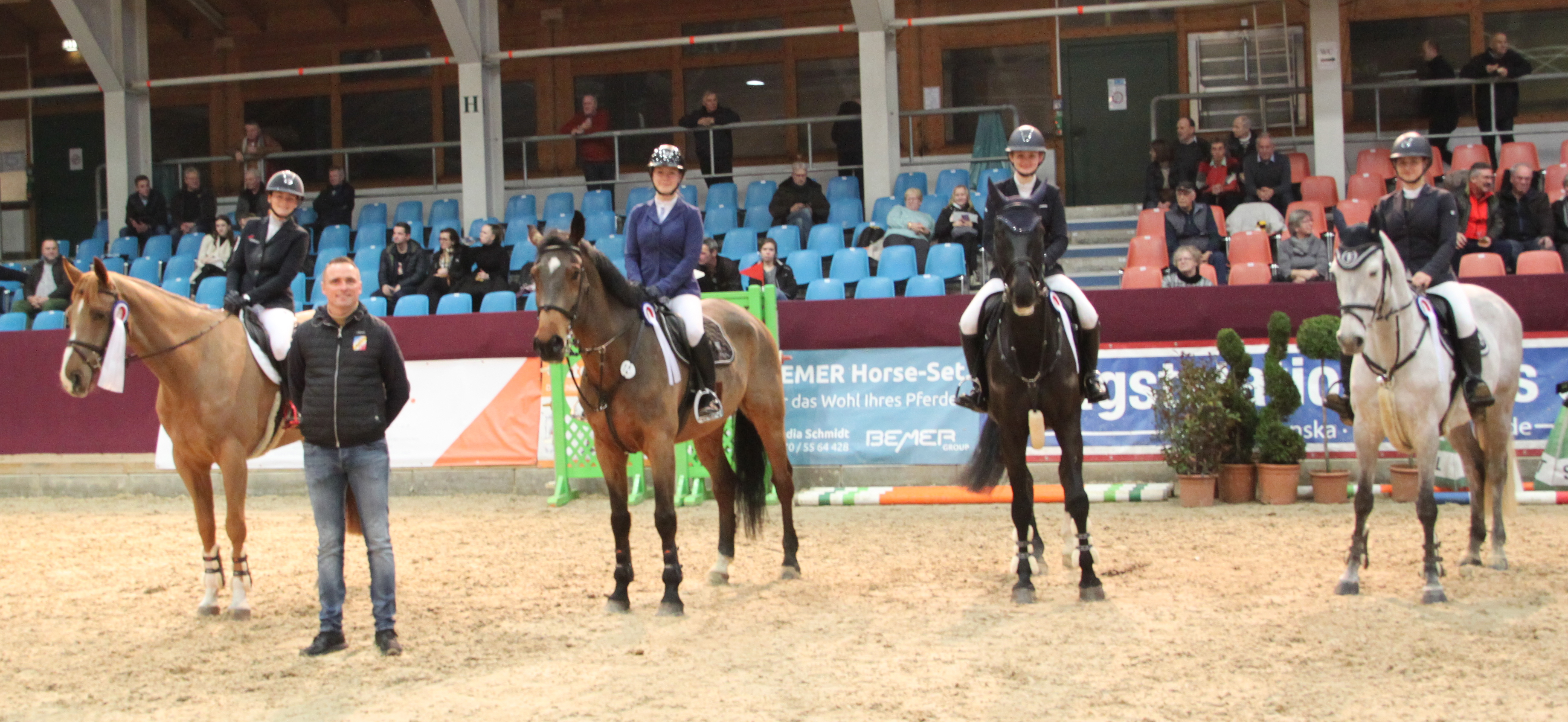 Das MV-Team unter Leitung von Heiko Strohbehn: Mira Leinert auf Cilenos L, Anna Kim Schulle auf Lasco-Debo, Rica Marlene Scholz auf Casadimo und Lilli Plath auf Wielka. © Begall