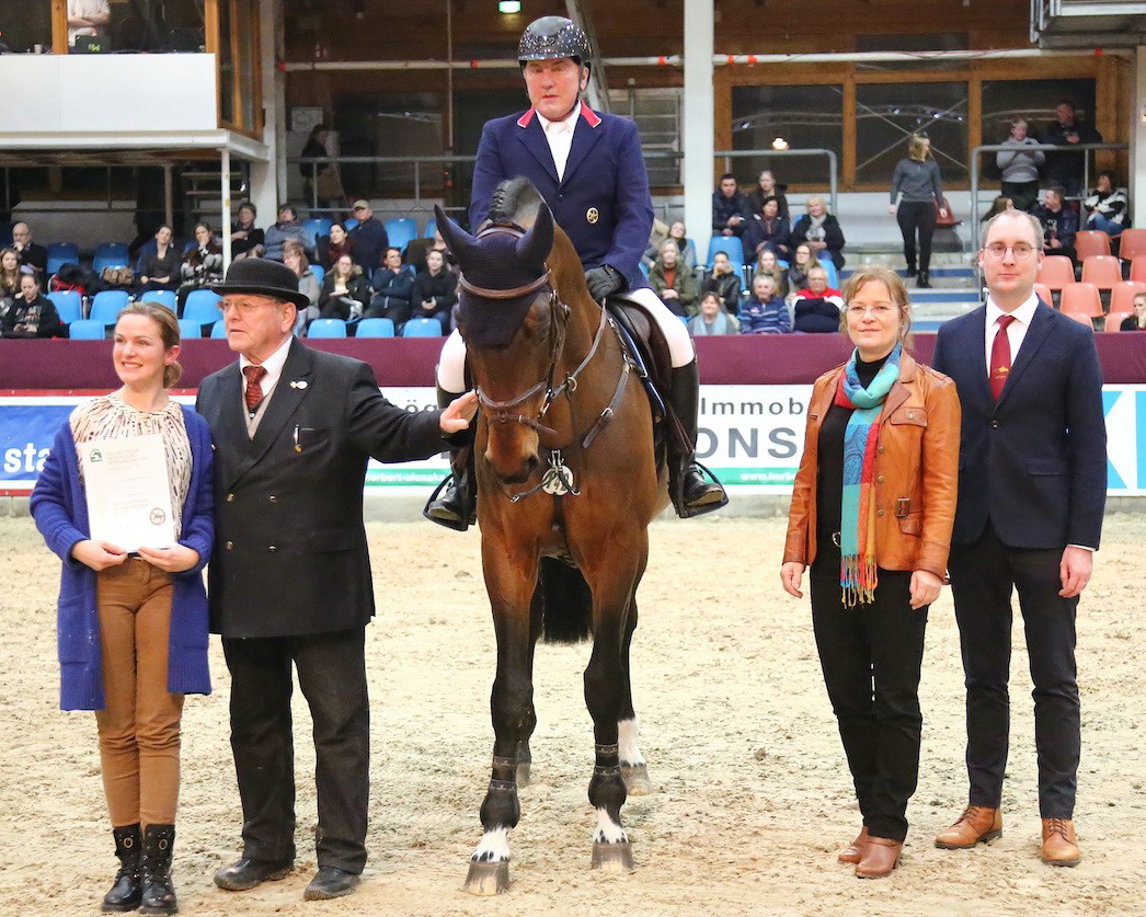 Verleihung des Goldenen Reitabzeichens für Herbert Ulonska, der im Sattel des Hengstes Fantasio auch mit 73 Jahren immer noch erfolgreich ist. Gratulanten (v.li.) waren Tochter Jasmin Ulonska-Weiss, LV Hamburg-Präsident Franz-Peter Bockholt, Regine Ebert und Dr. Henning Frevert (HuLG Neustadt-Dosse). © Brit Placzek