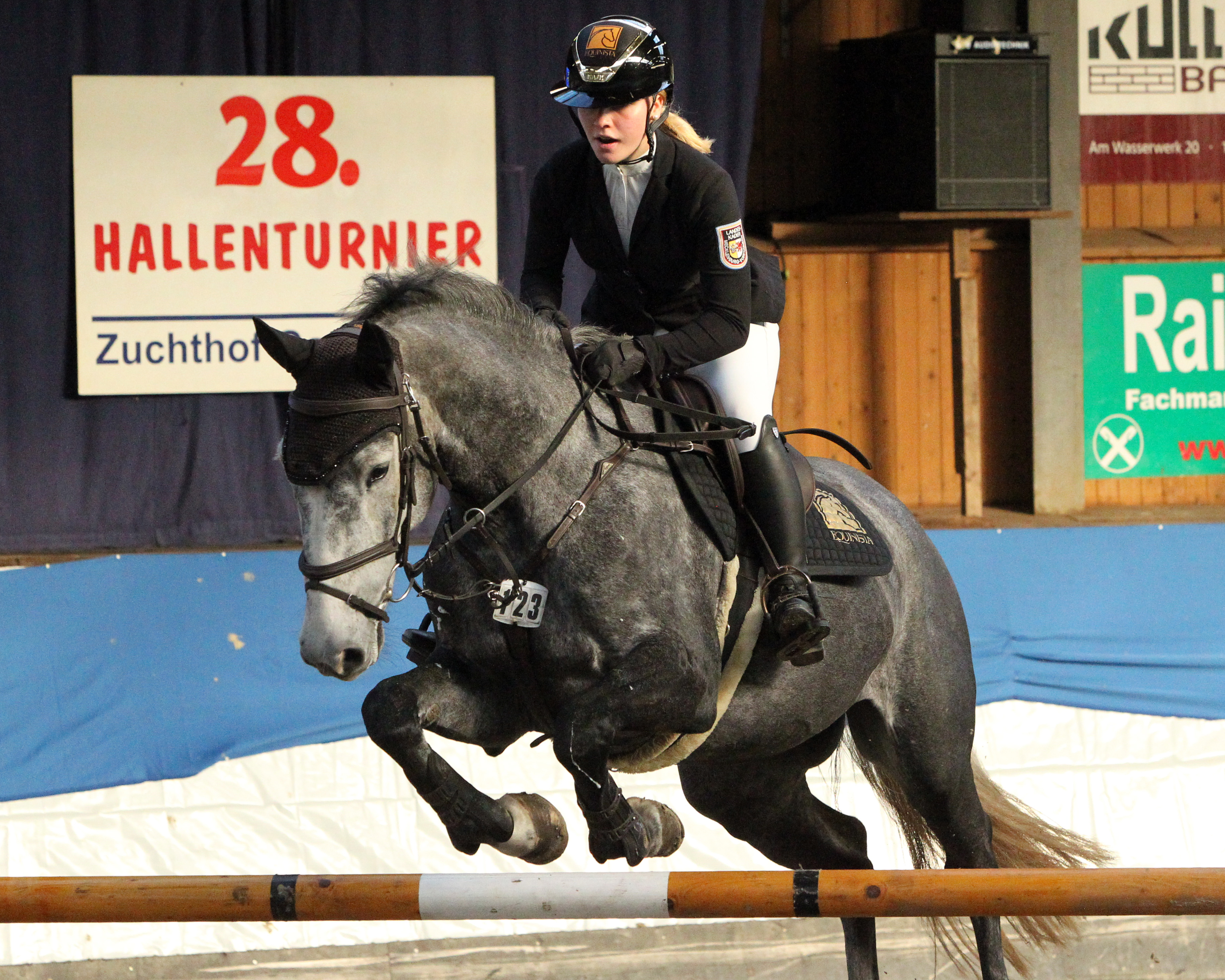 Die 14-jährige Emma Wiktor aus Trent- hier beim Sieg in der Qualifikation zum Partner Pferd Junior Cup in Gadebusch - war in Leipzig mit Prosecco van Heiste in der Einlaufprüfung (2. Platz) und im Finale (5. Platz) erfolgreichste Teilnehmerin aus Mecklenburg-Vorpommern. © Jutta Wego