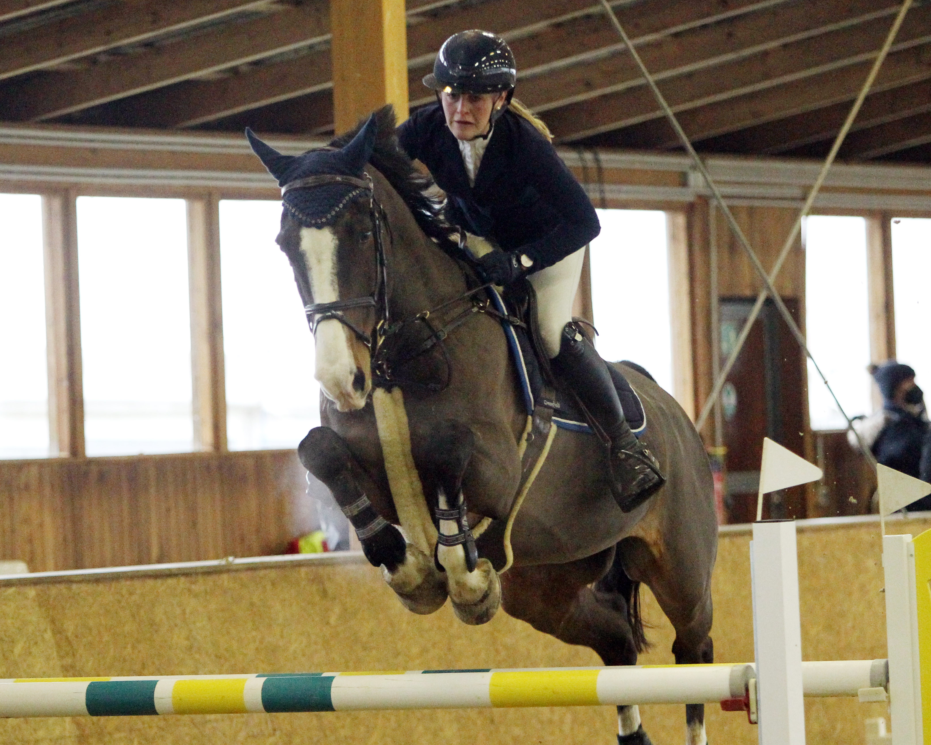 Mit dem 9-jährigen Concetto N hat Franziska Lass den Großen Preis bei den 2. Fleesensee Classic’s gewonnen und damit bereits das siebte M-Springen in Göhren-Lebbin seit Februar 2022. © Jutta Wego