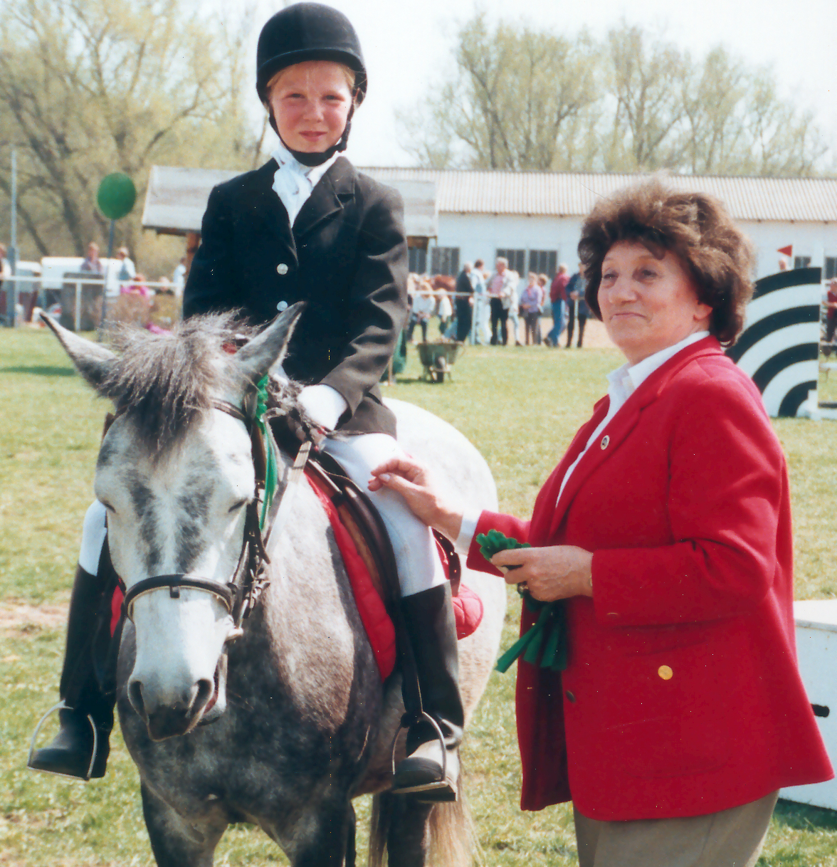 Bei den Neubrandenburger Turnieren sprühte sie vor Ehrgeiz und gratuliert hier 1994 Maximiliane Hoffschildt aus dem benachbarten Zirzow (damals 12 Jahre und aktuell Betreiberin eines Reiterhofes) deren Großeltern zu den Pionieren des Pferdesports in Neubrandenburg gehörten. © Jutta Wego