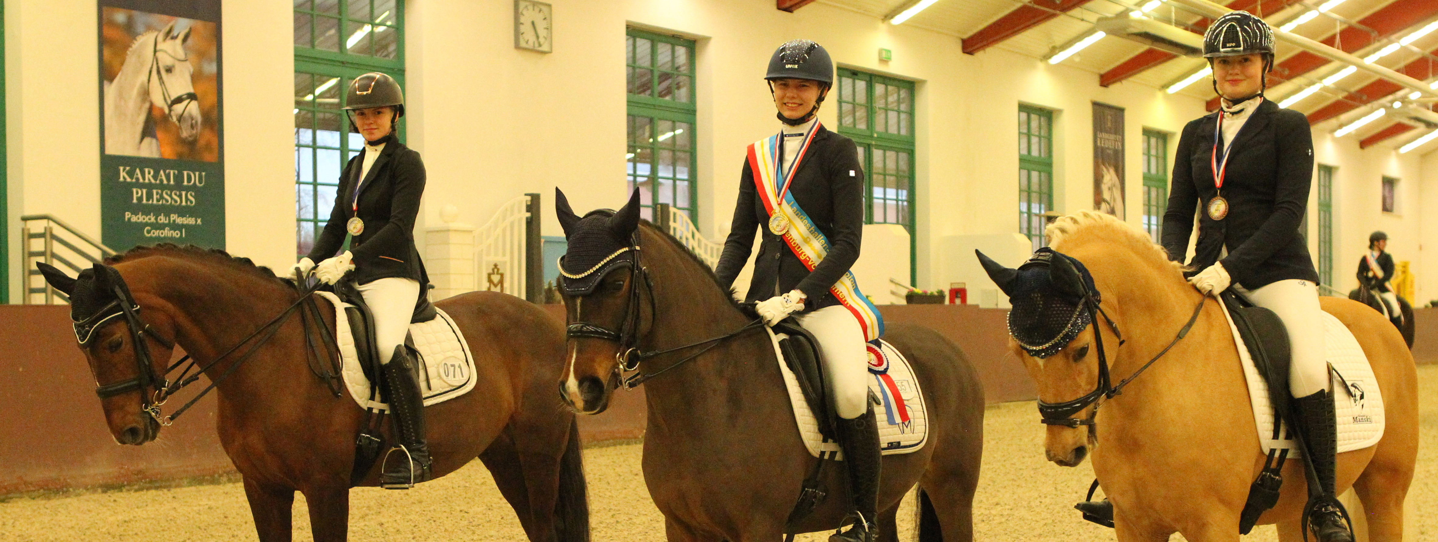 Medaillengewinner der U21 Nachwuchsreiter v.l. Leela Meta Segebard (Silber) mit Patricia (Wusterhusen), Stella Baranowski (gold) mit Goldkind (Wöpkendorf), Freya Schaepe (Bronze) mit Nancho's Golden Star (Altkalen). © Jutta Wego