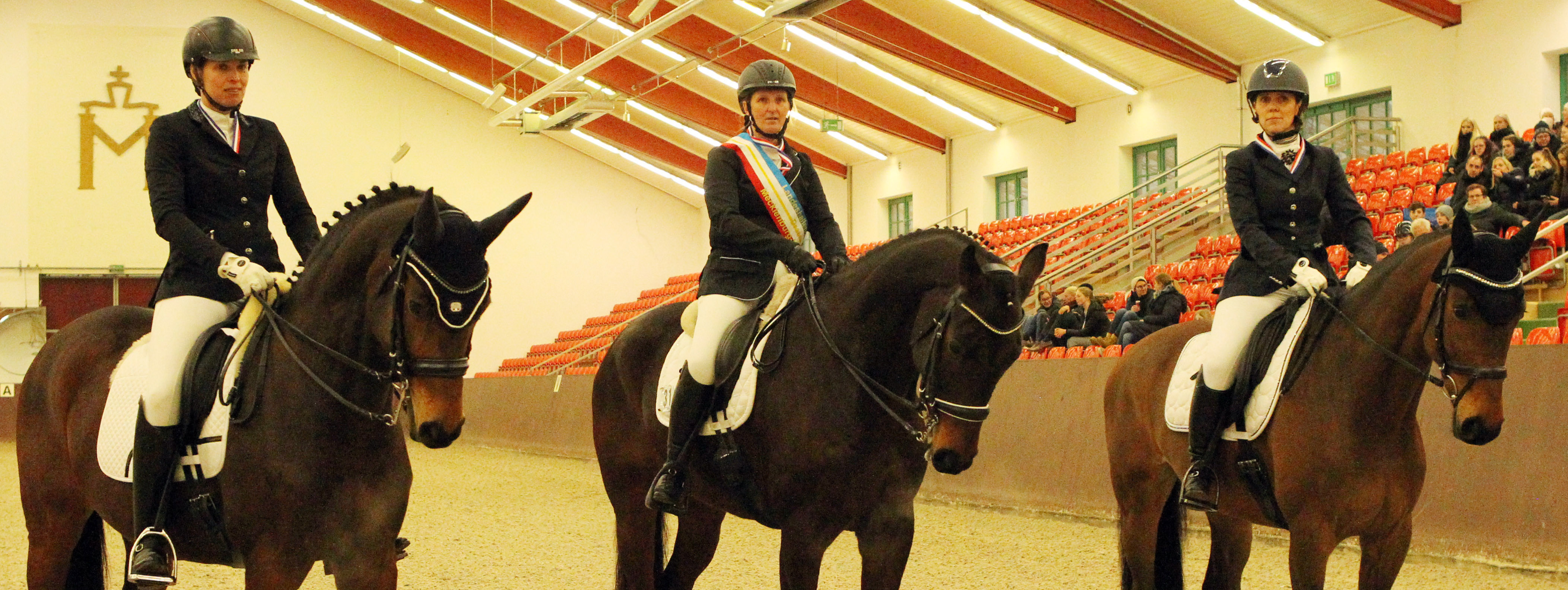 Medaillengewinner der Ü40 Amateure v.l. Ina Schmidt (Silber) mit Quo Vadis (Valluhn), Andrea Gabriel-Vogt (Gold) mit Destaro W (Klützer Winkel), Ina Malgadey (Bronze) mit Rennaismaye S (Am Petersberg Pinnow). © Jutta Wego