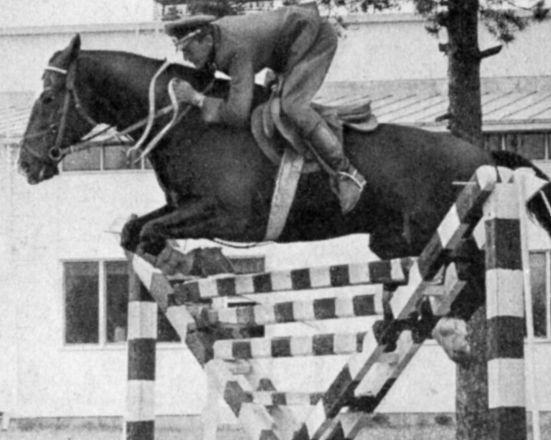 Otto Fiege 1963 mit Hradschin beim CSI in Helsink wo sie ein Springen gewannen. Der 1950 geborene Rappe war schon 1958 das gewinnreichste Pferd in der DDR, 1959 und 1960 wurden sie gemeinsam DDR-Meister, 1961 Zweite. © Menzendorf.