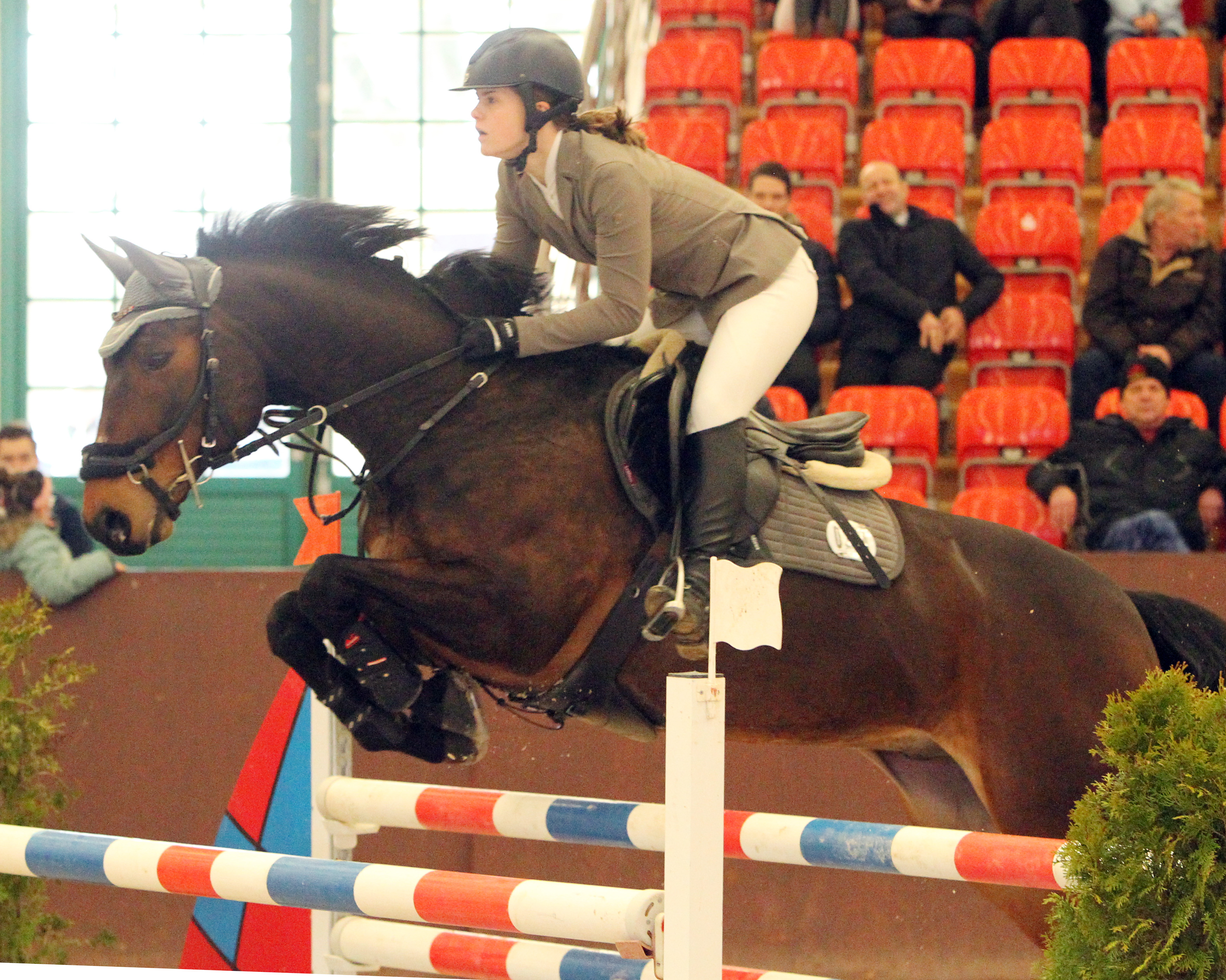 Lara Schollmeyer (Gadebusch) bereits Ende Januar bei den Nordic Jumpinc Events siegreich, hat mit Quincy H in Negernbötel erneut ein L-Springen gewonnen. Das Foto zeigt sie beim Hallen-Landeschampionat in Redefin, wo sie ebenfalls siegreich war. © Jutta Wego