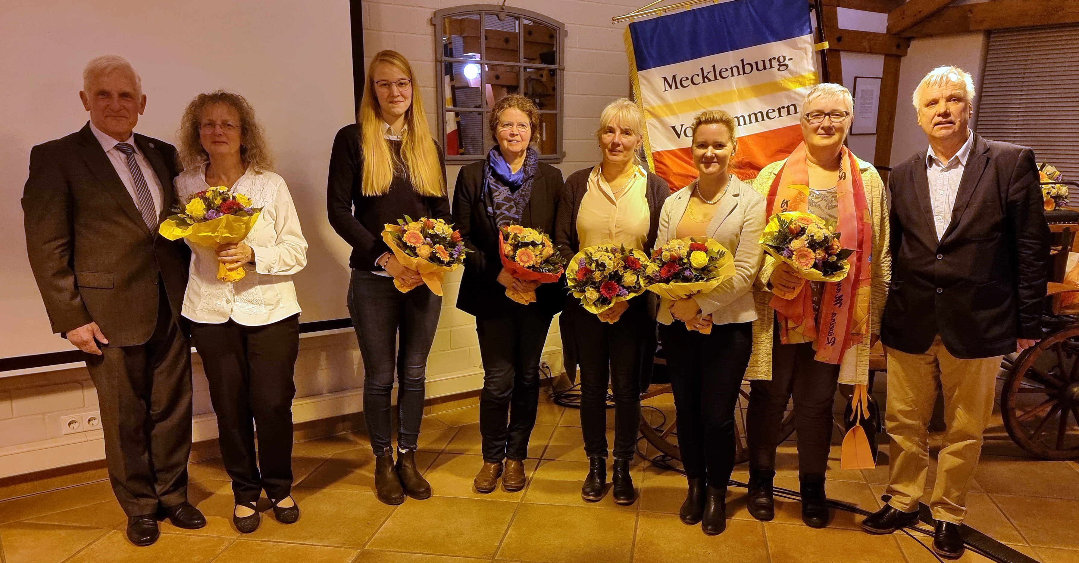 Das neue Präsidium v.l. Dr. Burkhard Dittmann (Hohen Wangelin) Ehrenpräsident, Sigrid Gierich (Neu Zachun) Vizepräsidentin, Henriette Dierkes (Thelkow) Jugendwartin, Martina Hermann (Viervitz/Rügen) PM-Delegierte, Britta Papendorf (Weitenhagen) LK-Vorsitzende Kraft Amtes, Kristin Romanowski (Stülow) Tier-, Umwelt- u. Naturschutz, Bianca Sack (Carinerland) Kassenwartin, Hans-Joachim Begall (Bützow) Verbandspräsident. © Jutta Wego