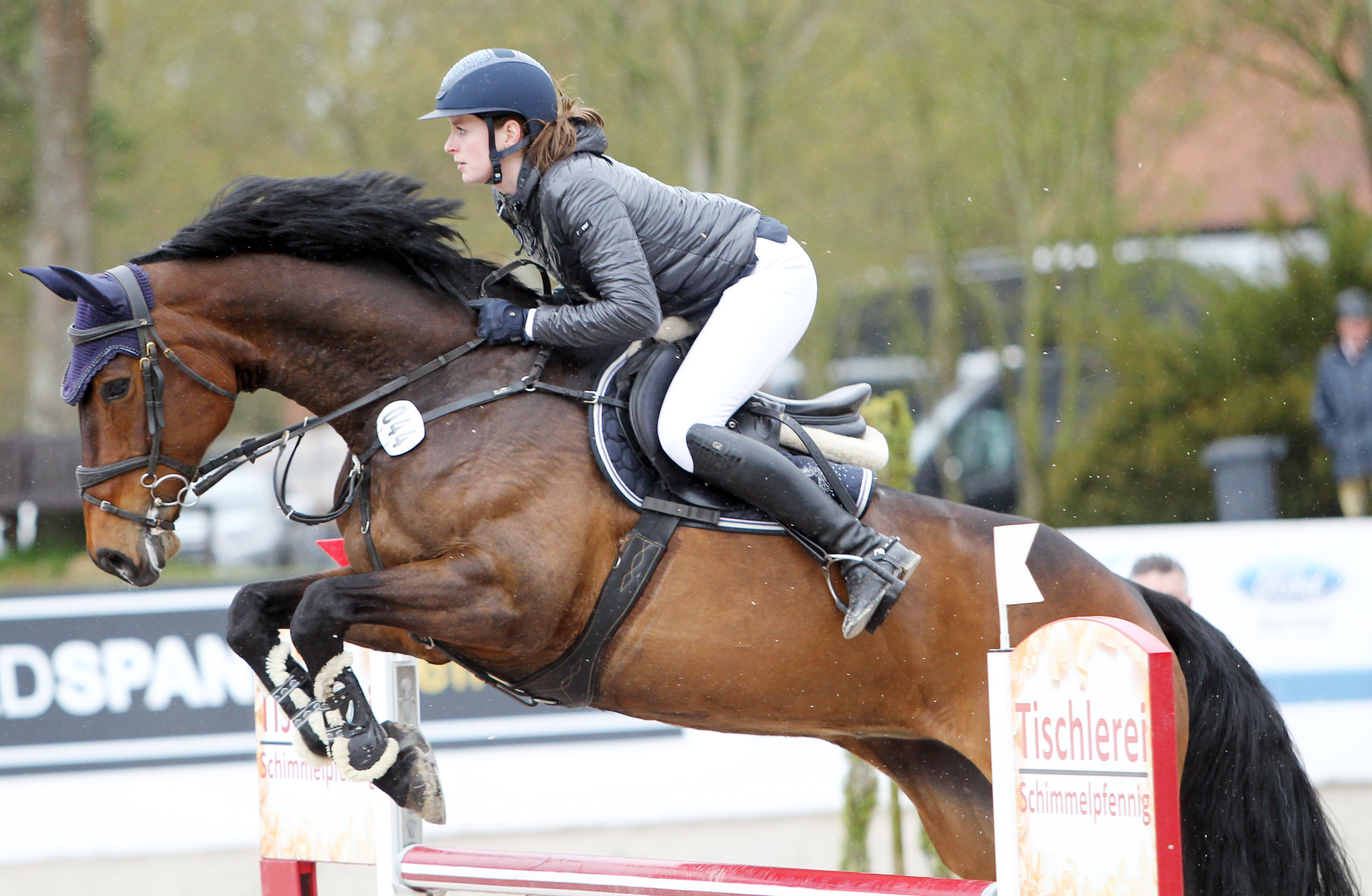 Siegerin einer Abteilung des Zwei-Sterne M-Springens wurde Annie Kamieth aus Rostock/Lichtenhagen mit der 13-jährigen Quintana. © Jutta Wego